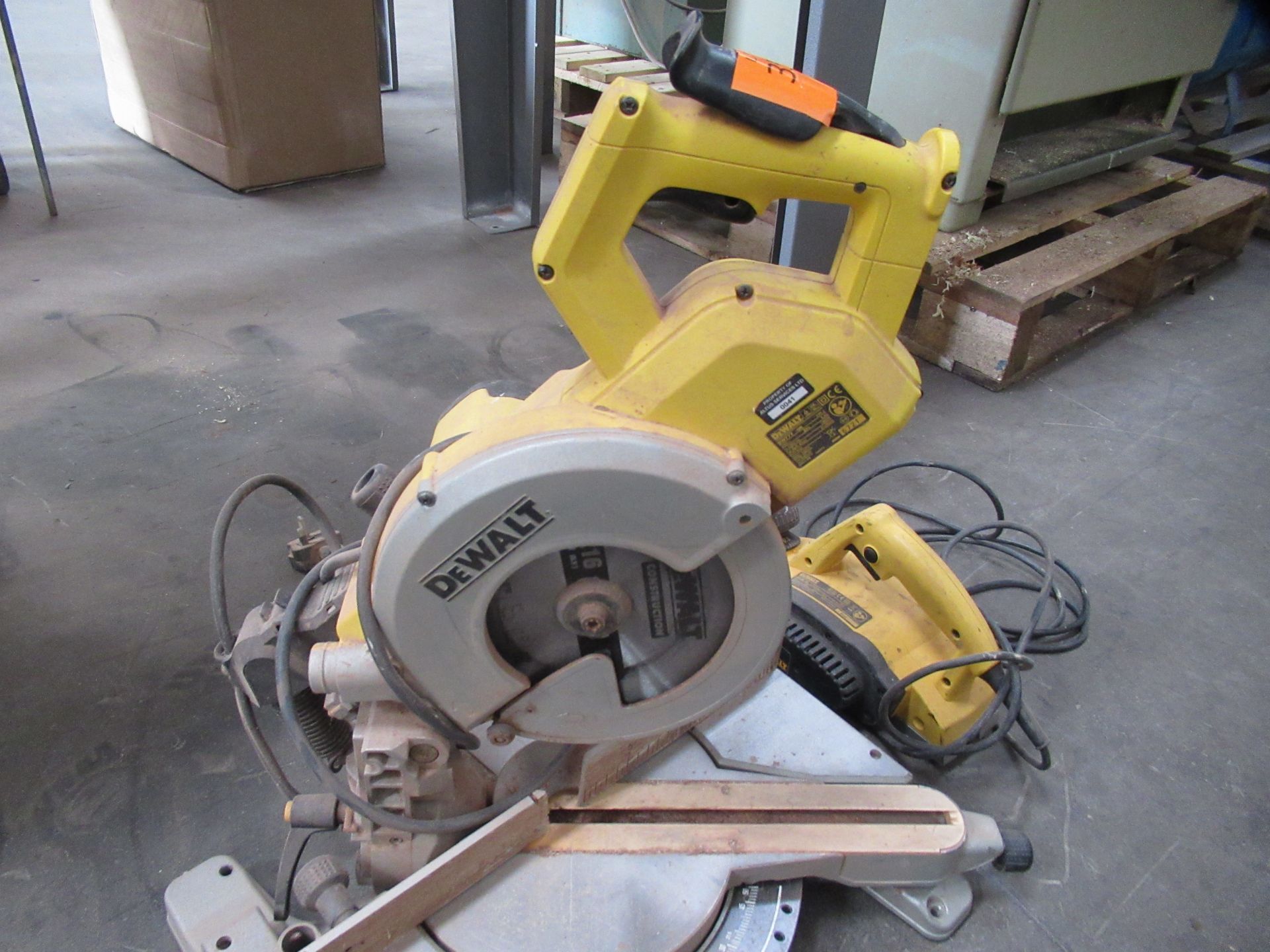 DeWalt Compound Mitre Saw & Planer - 240V - Bild 3 aus 8