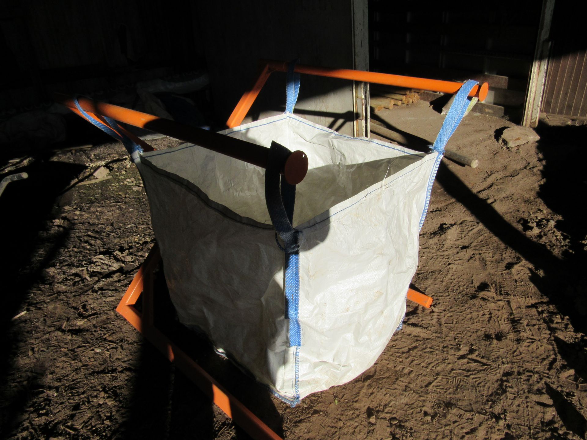 Portable foldaway bulk bag stand - Image 5 of 7