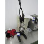 Hand lever operated juice press