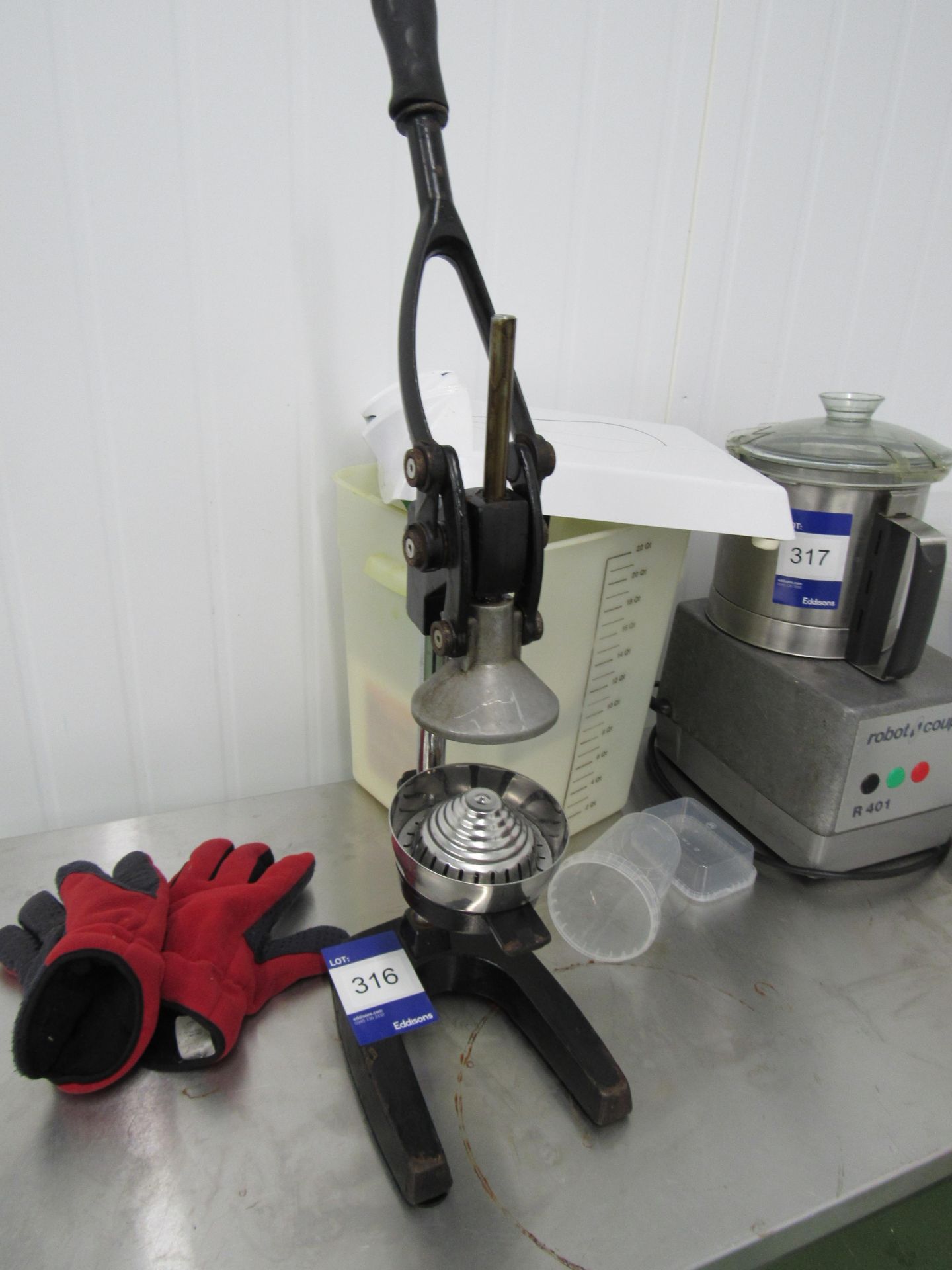 Hand lever operated juice press