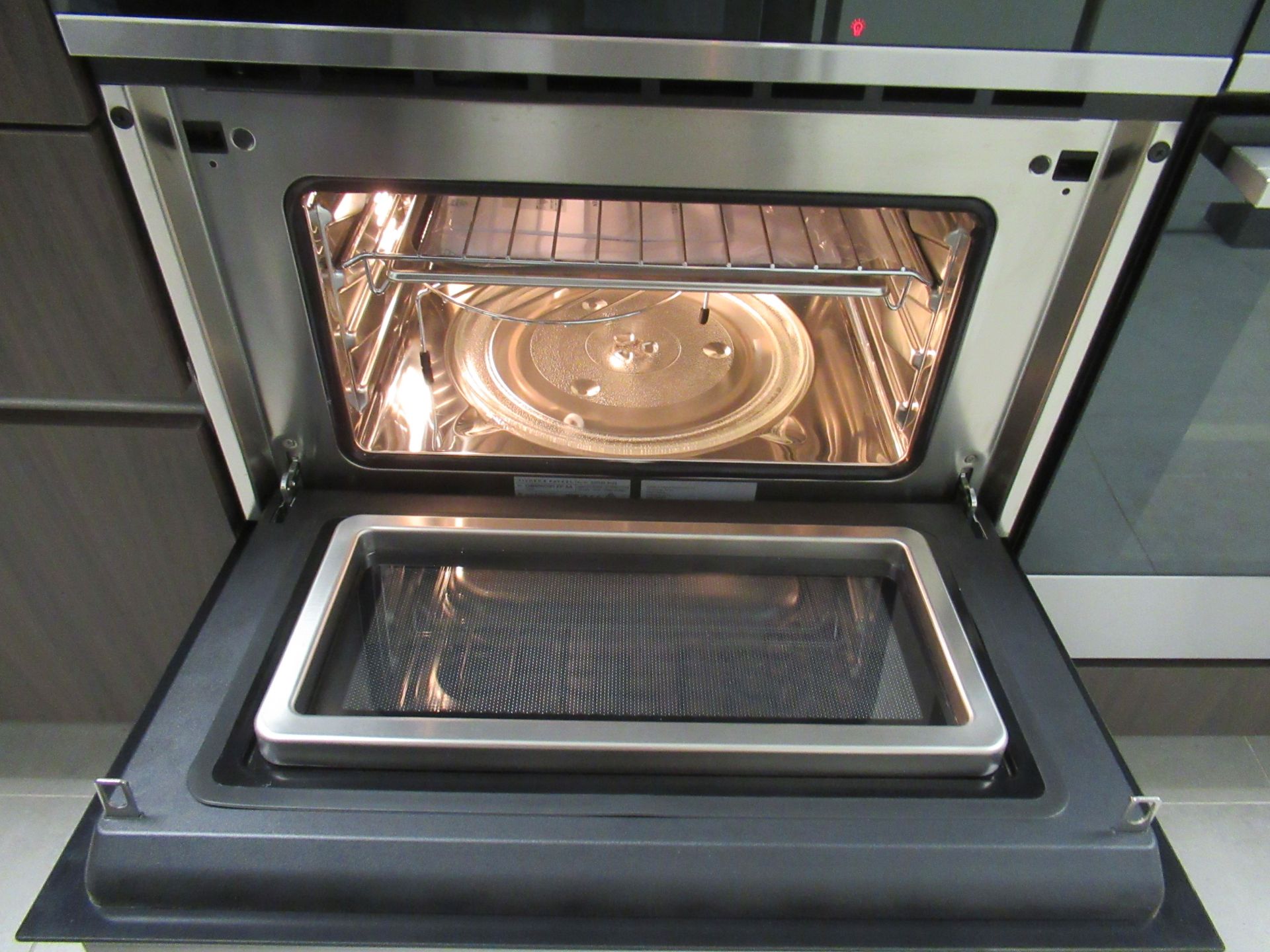 Fisher & Paykel OM60NDB1 Microwave Oven - Image 2 of 3