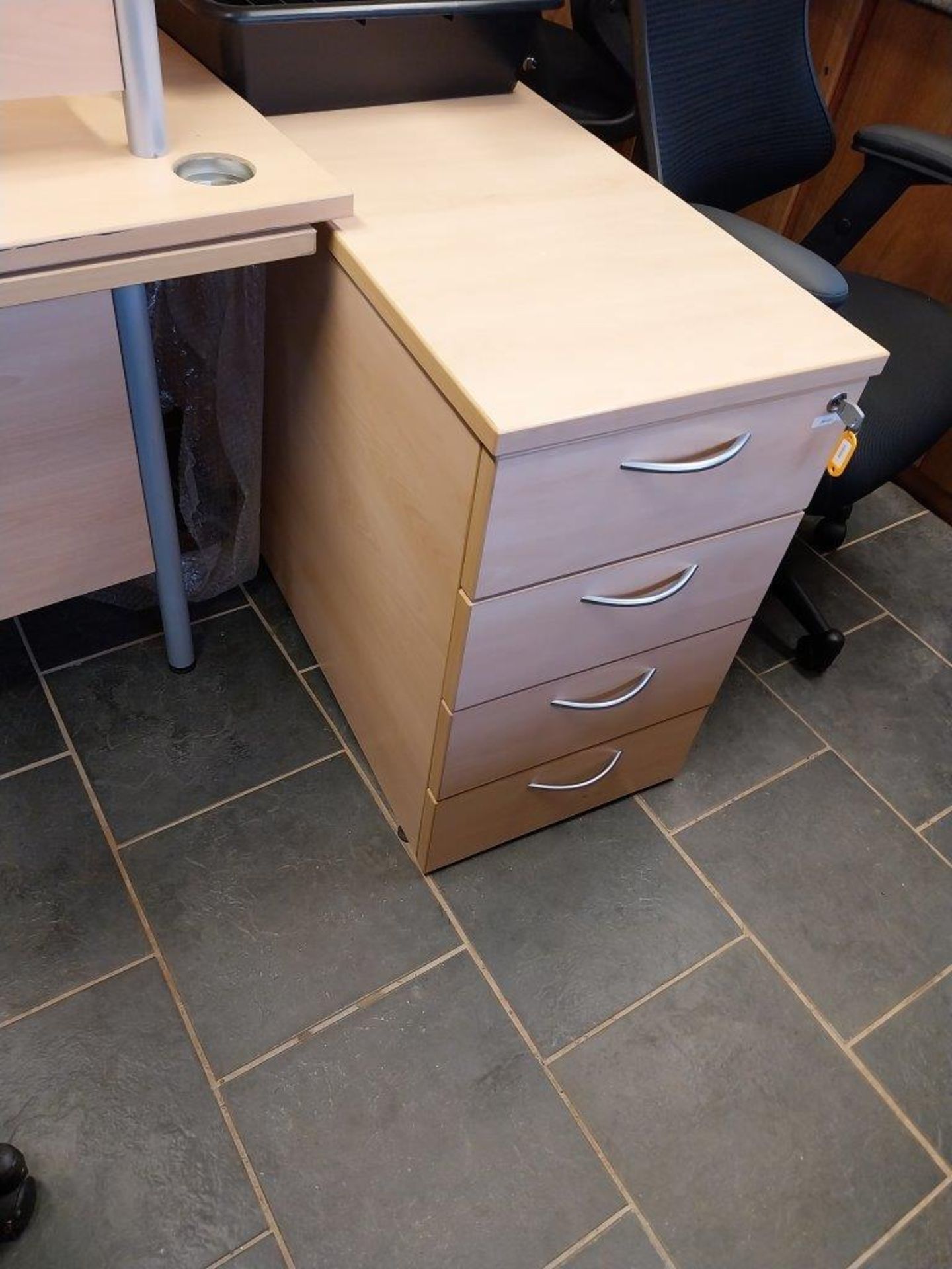 2 x Curved Desks and 2 x Pedestals - Image 3 of 5