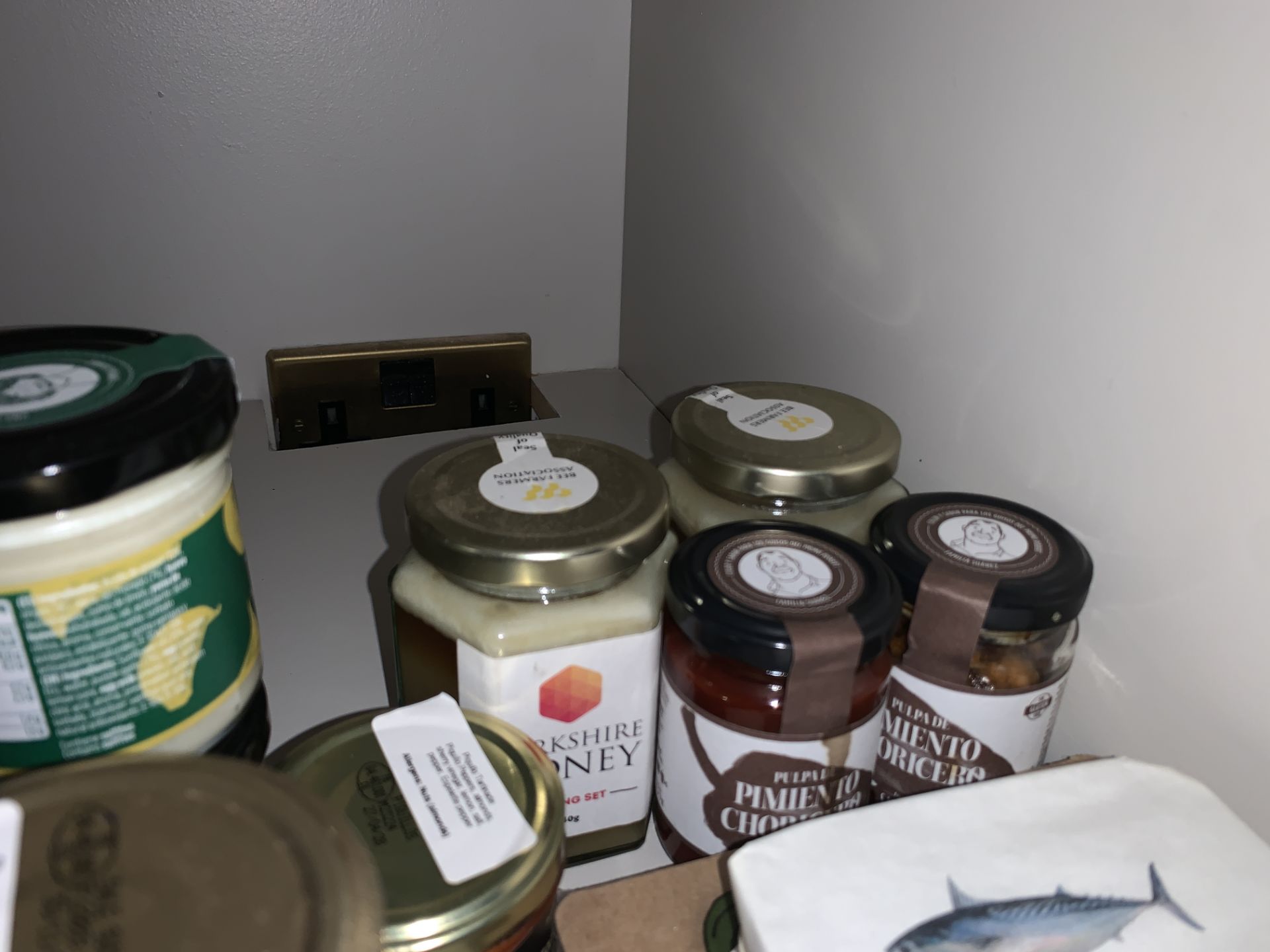 2x Shelves containing a Qty of Tinned Seafood and Glass Jar Products - Bild 10 aus 10