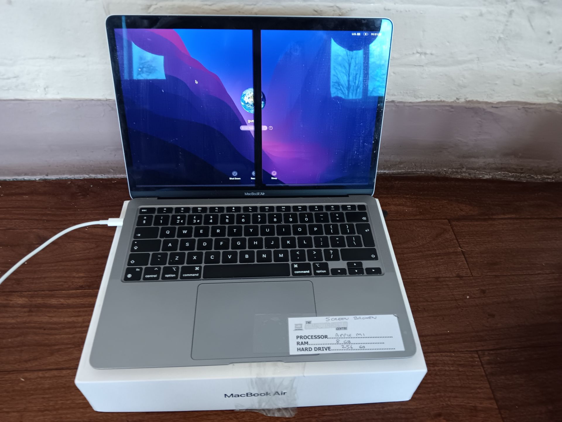 Apple MacBook Air 13” M1 – 8GB Ram & 256GB Hard Drive (Faulty Screen, Keyboard Problem & No