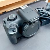 Canon EOS 1300D with battery charger