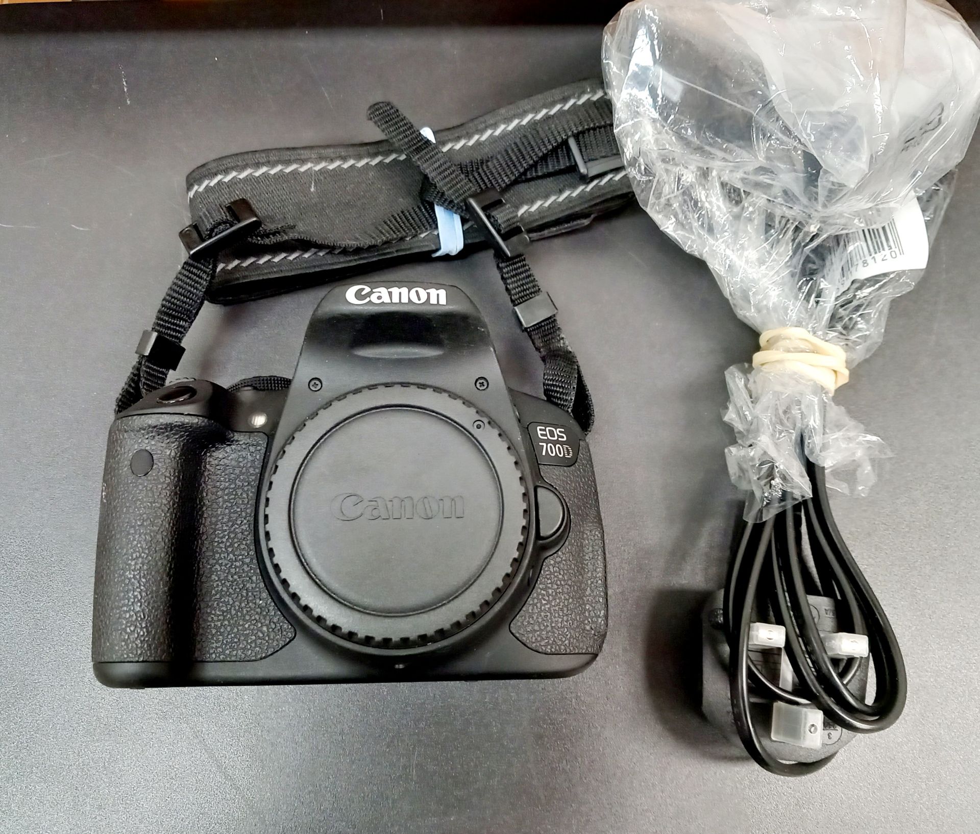 Canon EOS700D with battery charger