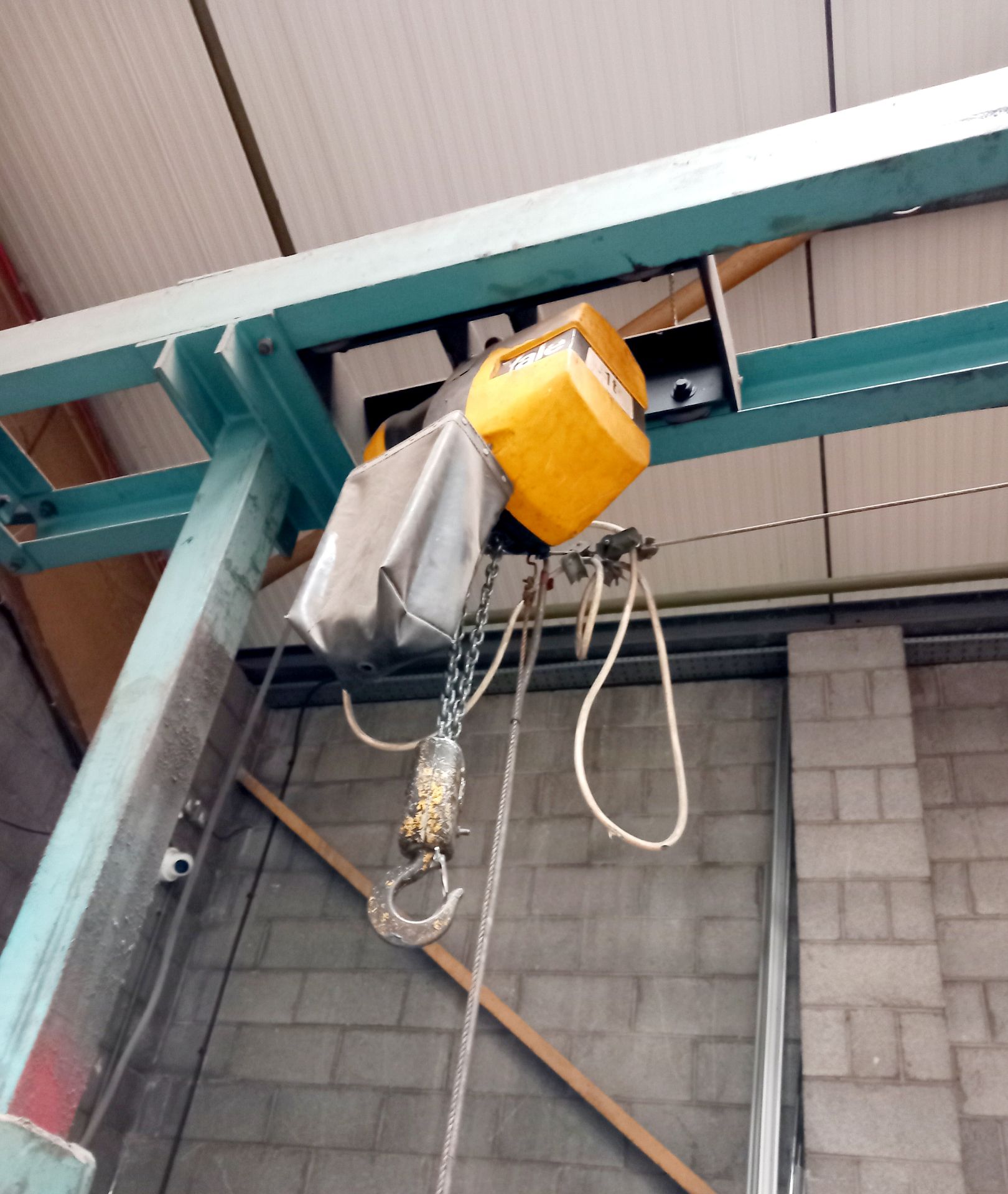 Mobile Adjustable Height Gantry with Yale 1T Electric Hoist - Image 3 of 4