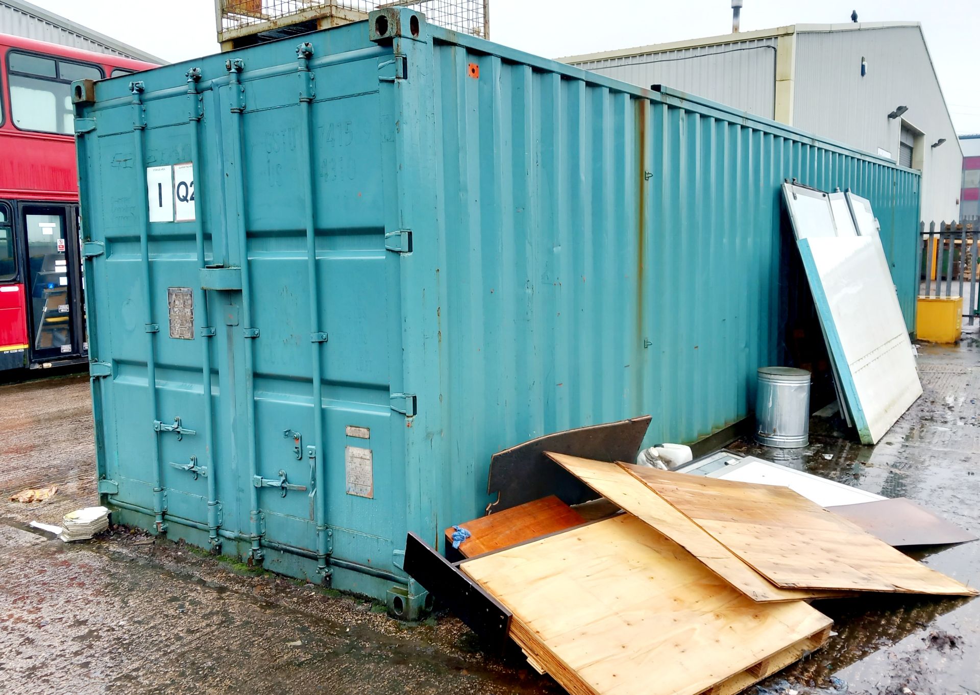 40ft shipping container (40ftx8ftx8ft) and contents (Purchaser responsible for removal of contents) - Image 2 of 10