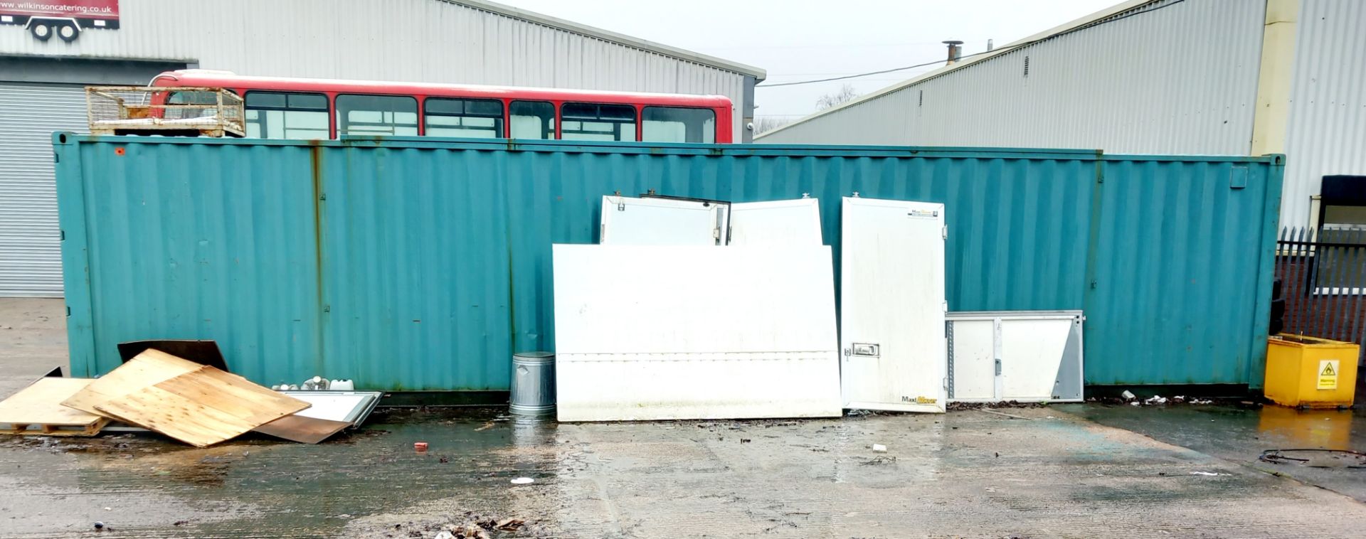 40ft shipping container (40ftx8ftx8ft) and contents (Purchaser responsible for removal of contents) - Image 3 of 10
