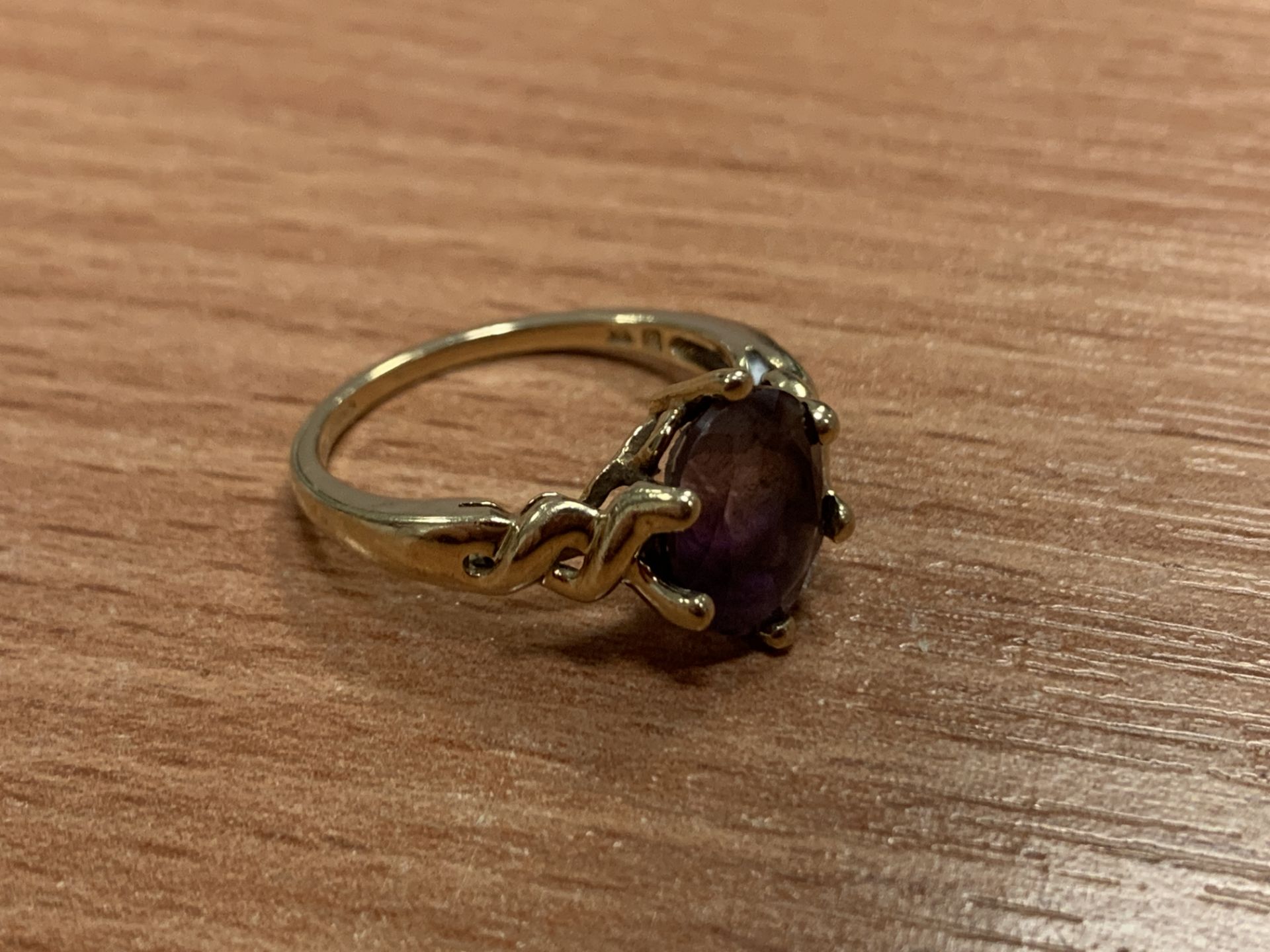 3 x 9ct yellow gold rings with blue/purple mounted stones (total 9g) - Image 13 of 15