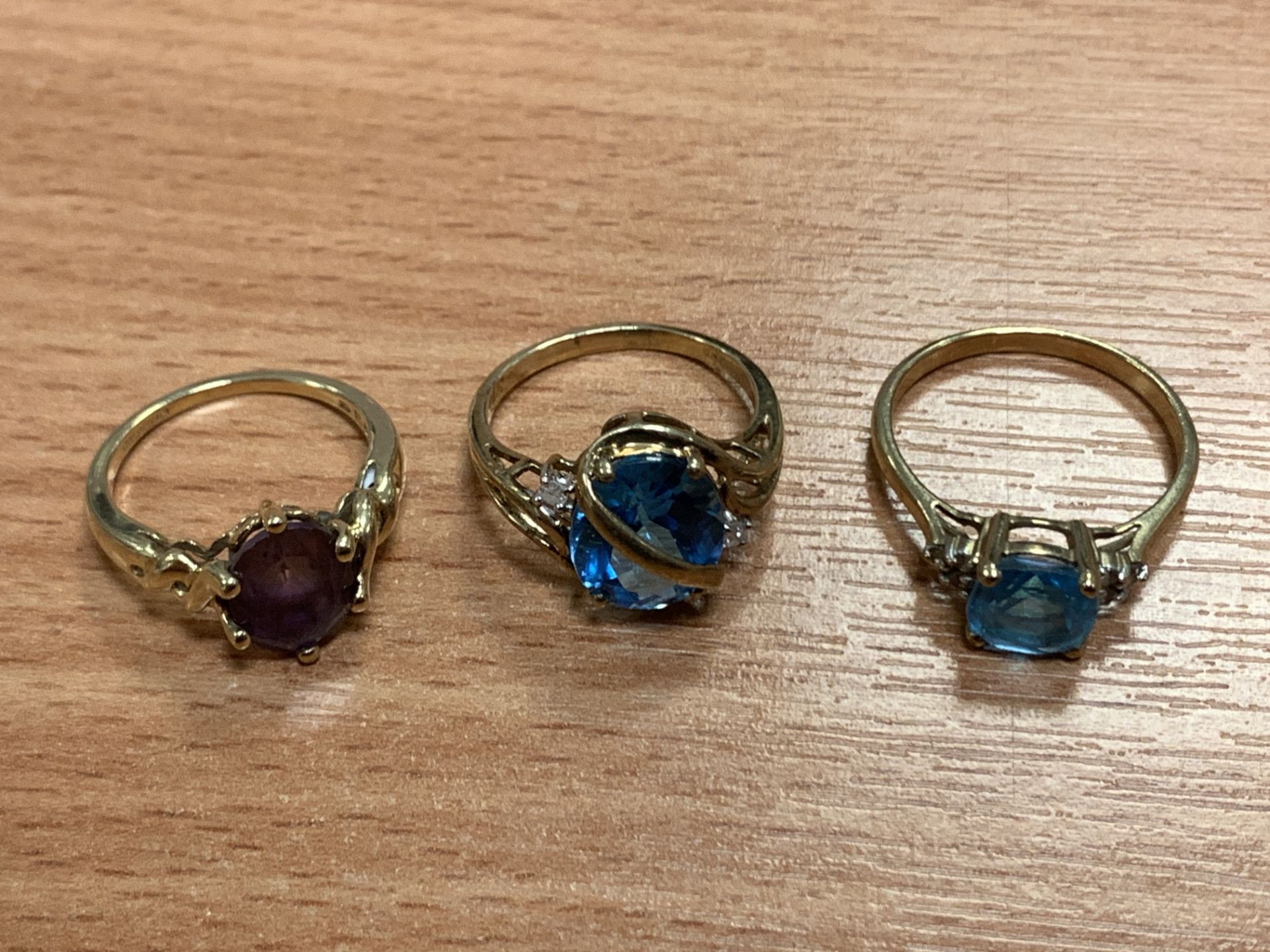 3 x 9ct yellow gold rings with blue/purple mounted stones (total 9g) - Image 5 of 15