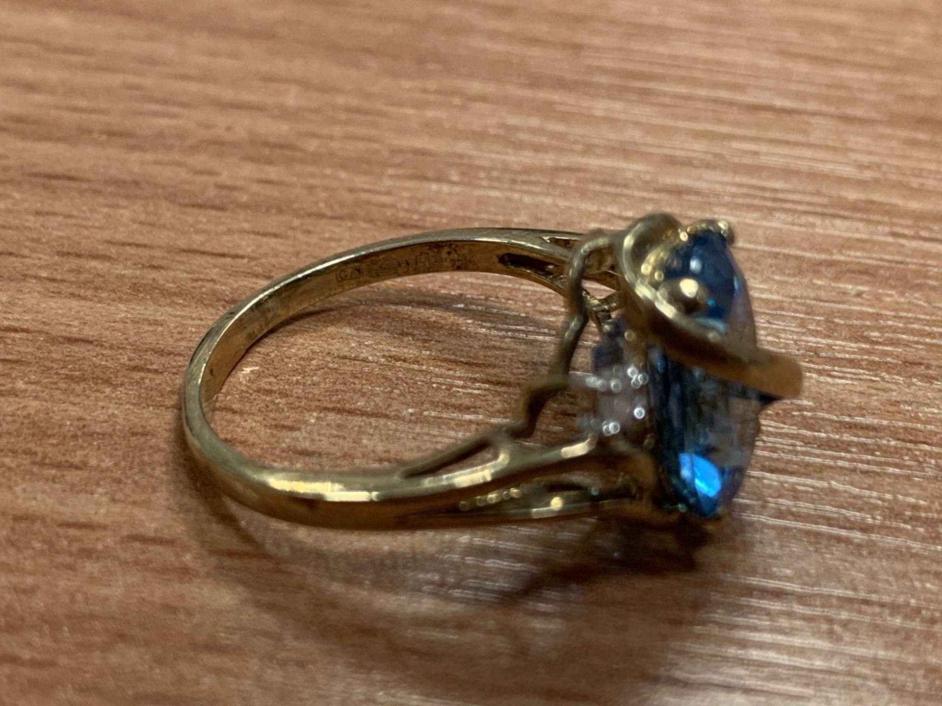 3 x 9ct yellow gold rings with blue/purple mounted stones (total 9g) - Image 11 of 15