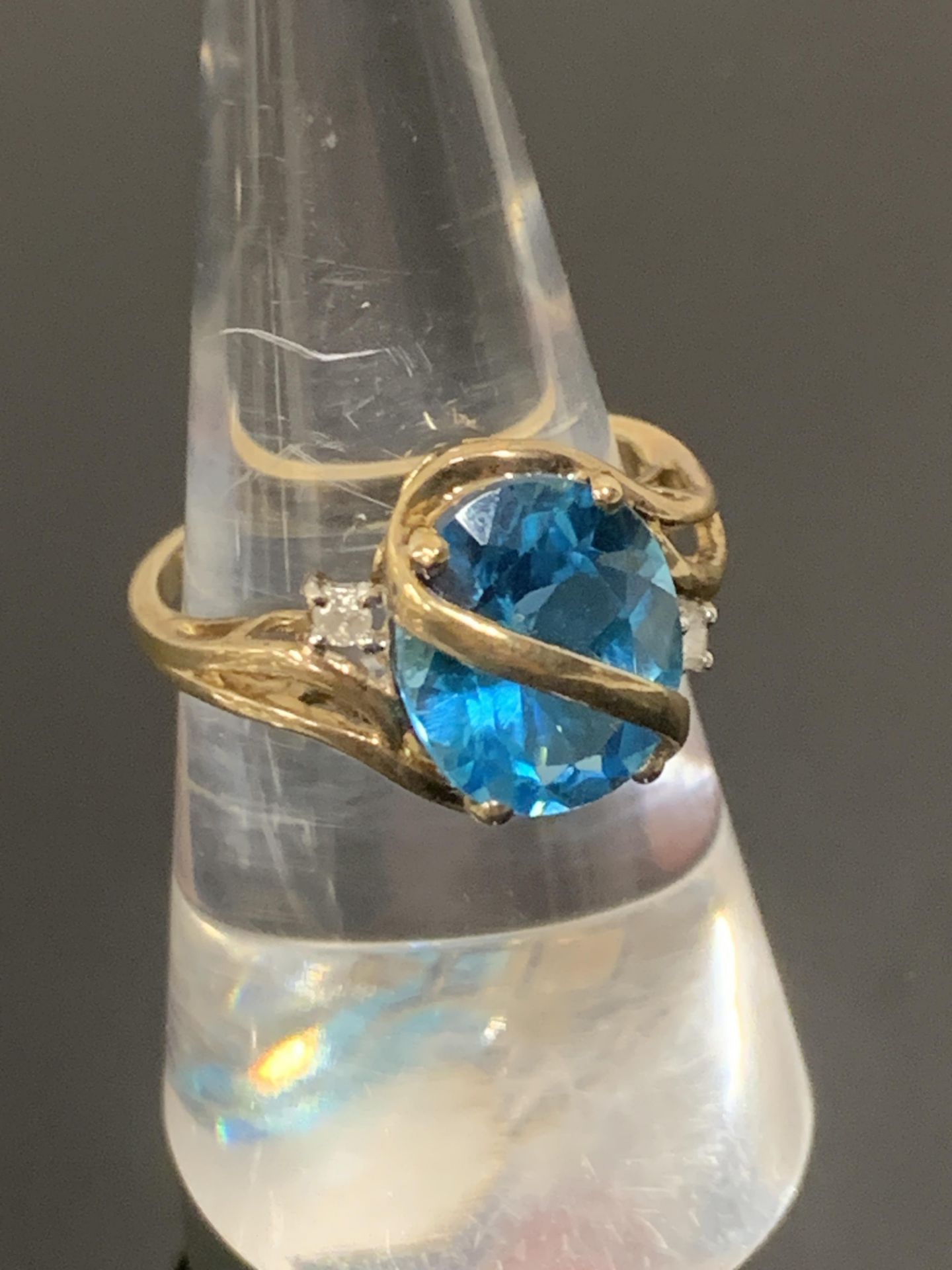 3 x 9ct yellow gold rings with blue/purple mounted stones (total 9g) - Image 3 of 15