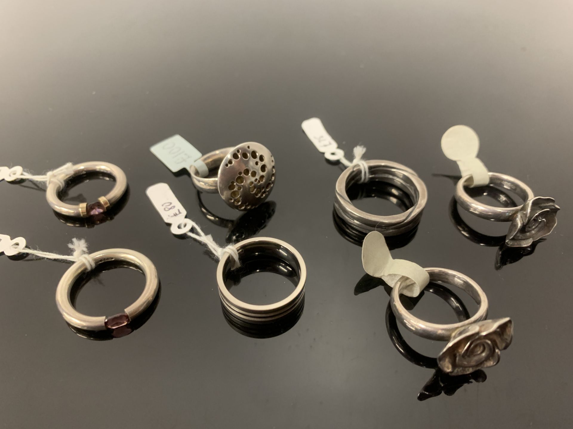 7 x assorted rings/bands - 4 x marked as being silver