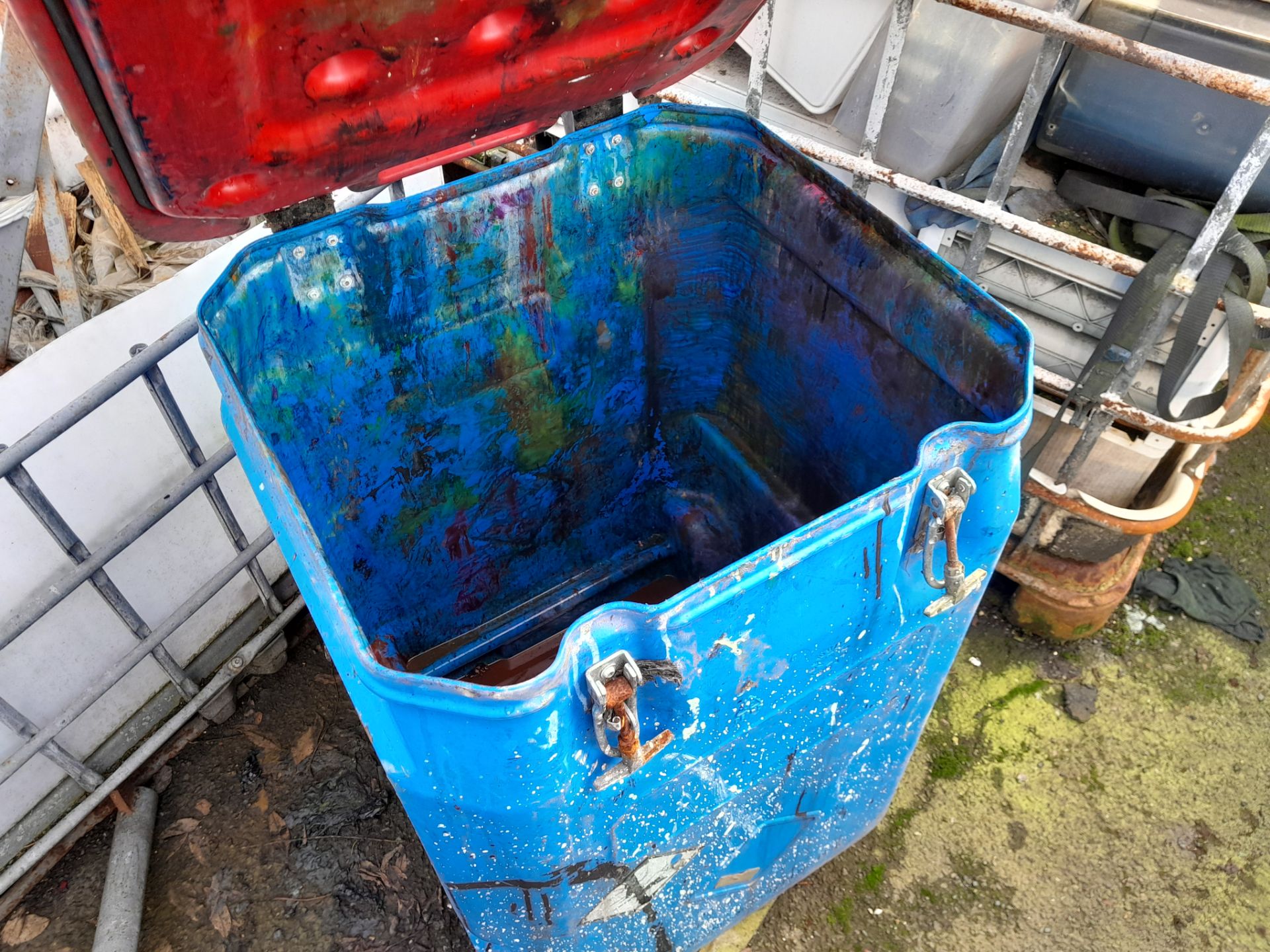 10 Blue plastic bins with red lid and secure fastening, approx. 900mm x 600mm x 600mm - Image 3 of 3
