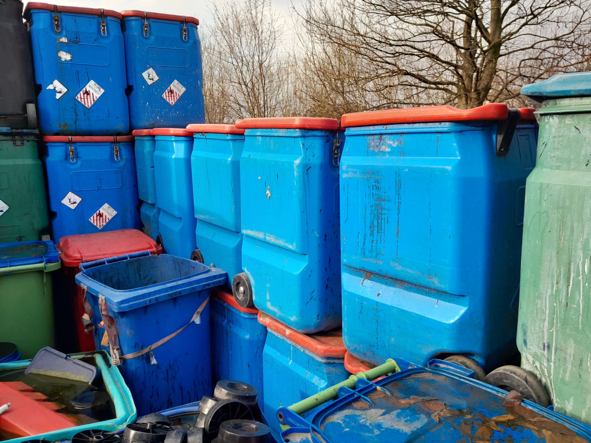 10 Blue plastic bins with red lid and secure fastening, approx. 900mm x 600mm x 600mm - Image 2 of 3