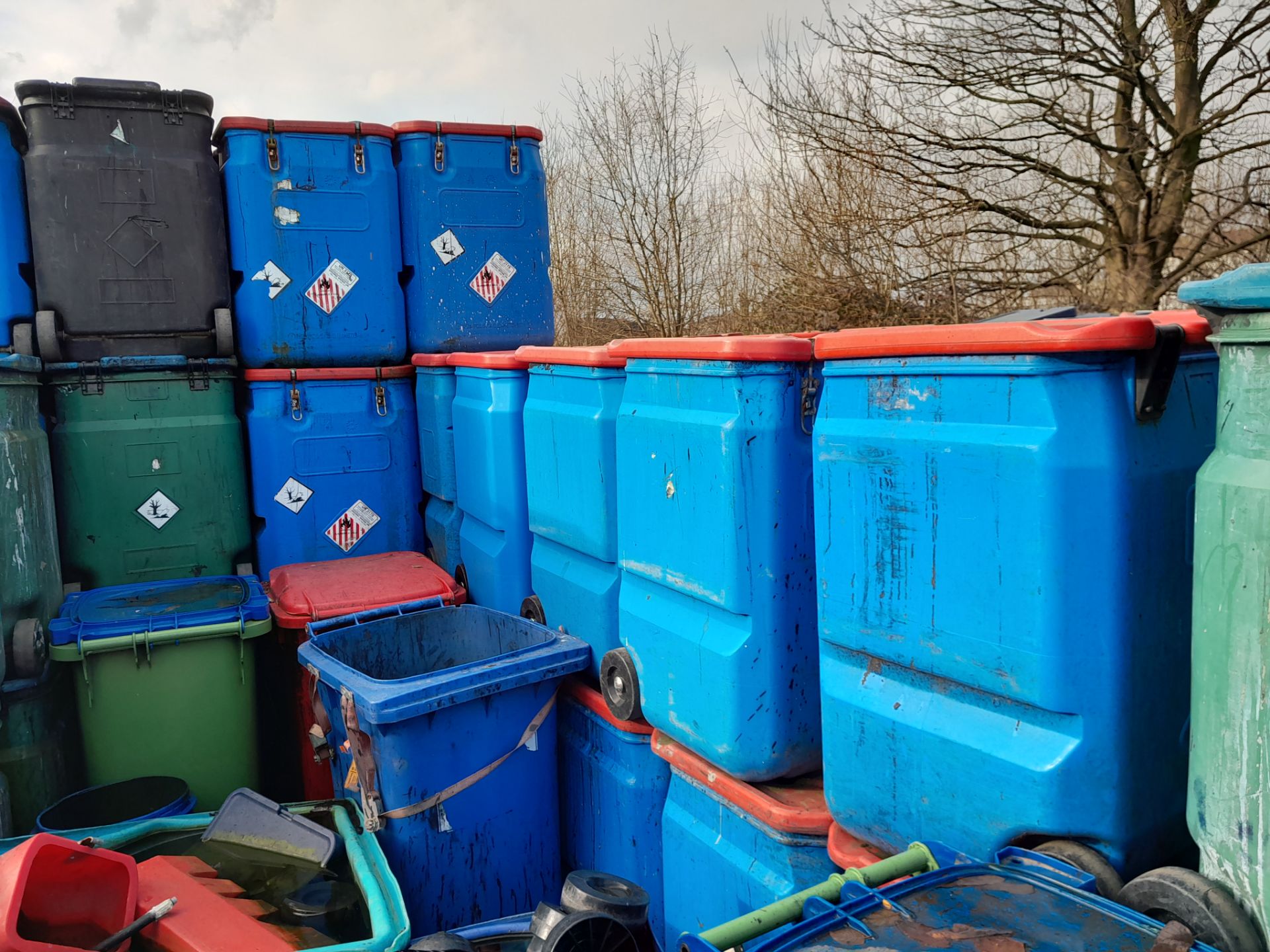 10 Blue plastic bins with red lid and secure fastening, approx. 900mm x 600mm x 600mm - Image 2 of 2