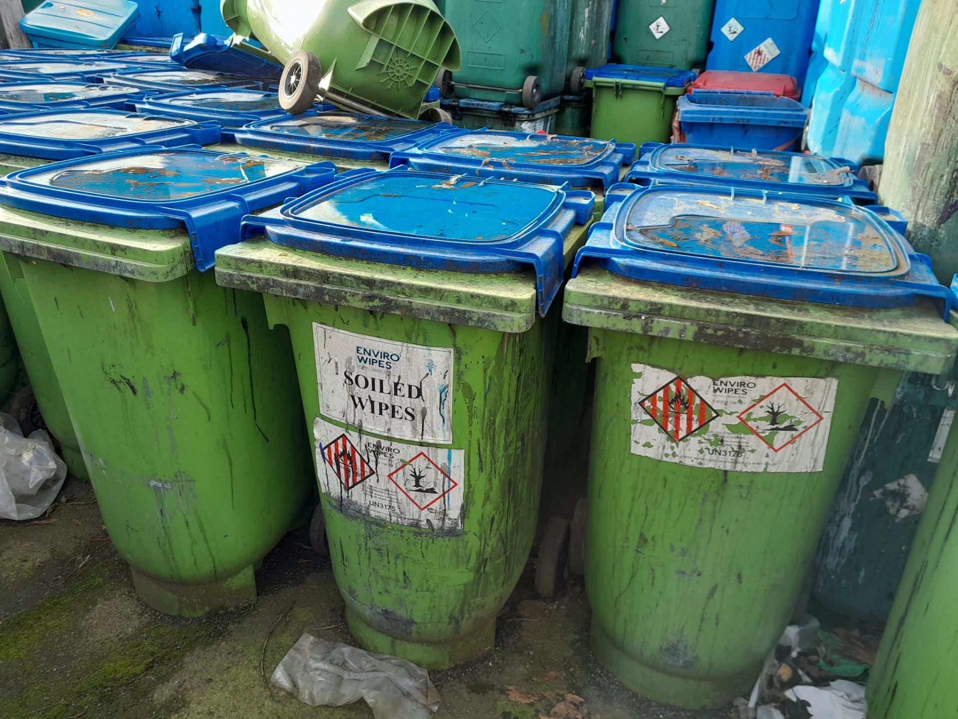 10 P Henken Green wheelie bins with Blue lids, approx. 1000mm x 580mm x 670mm - Image 2 of 4