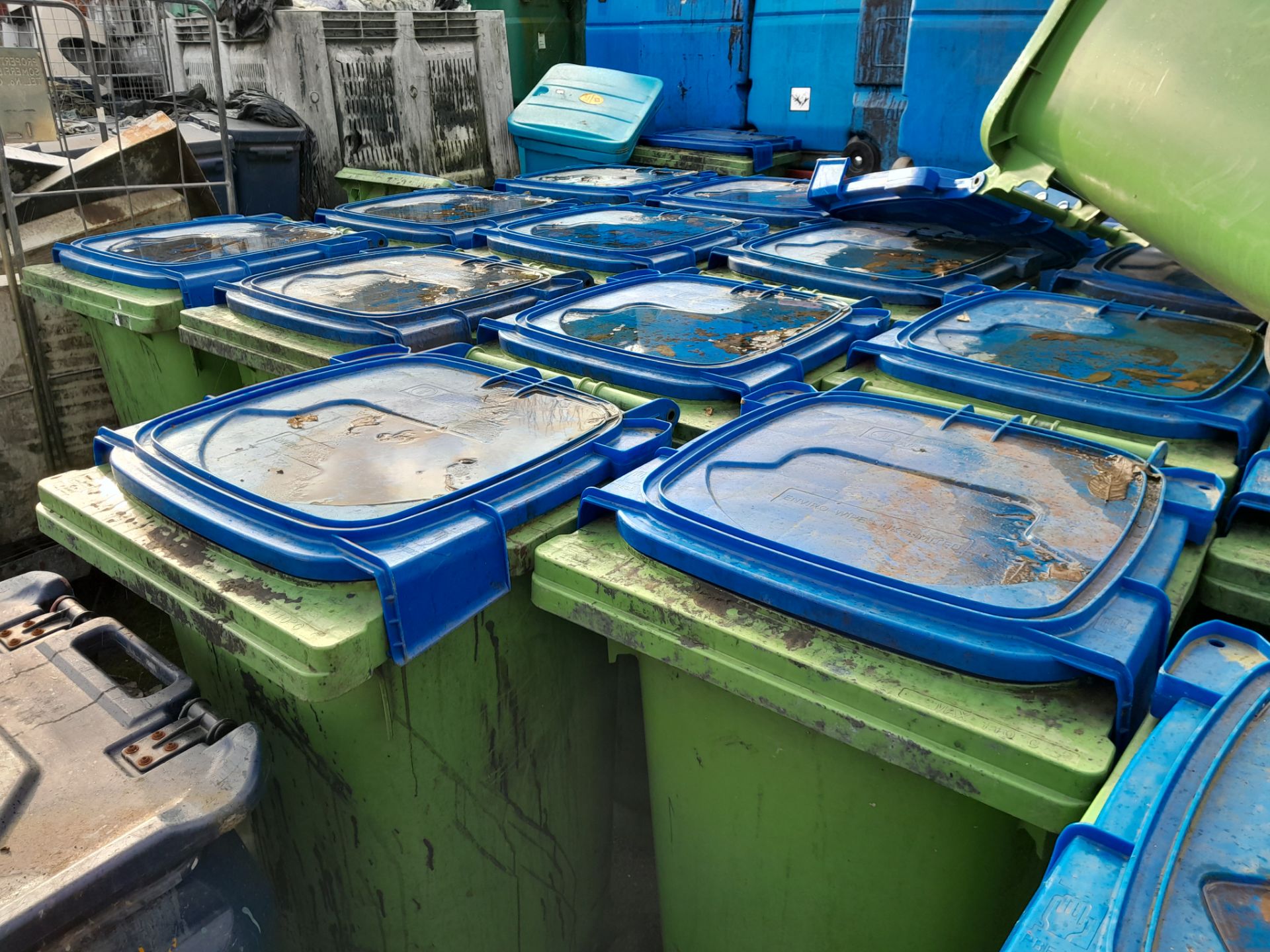 10 P Henken Green wheelie bins with Blue lids, approx. 1000mm x 580mm x 670mm - Image 4 of 4