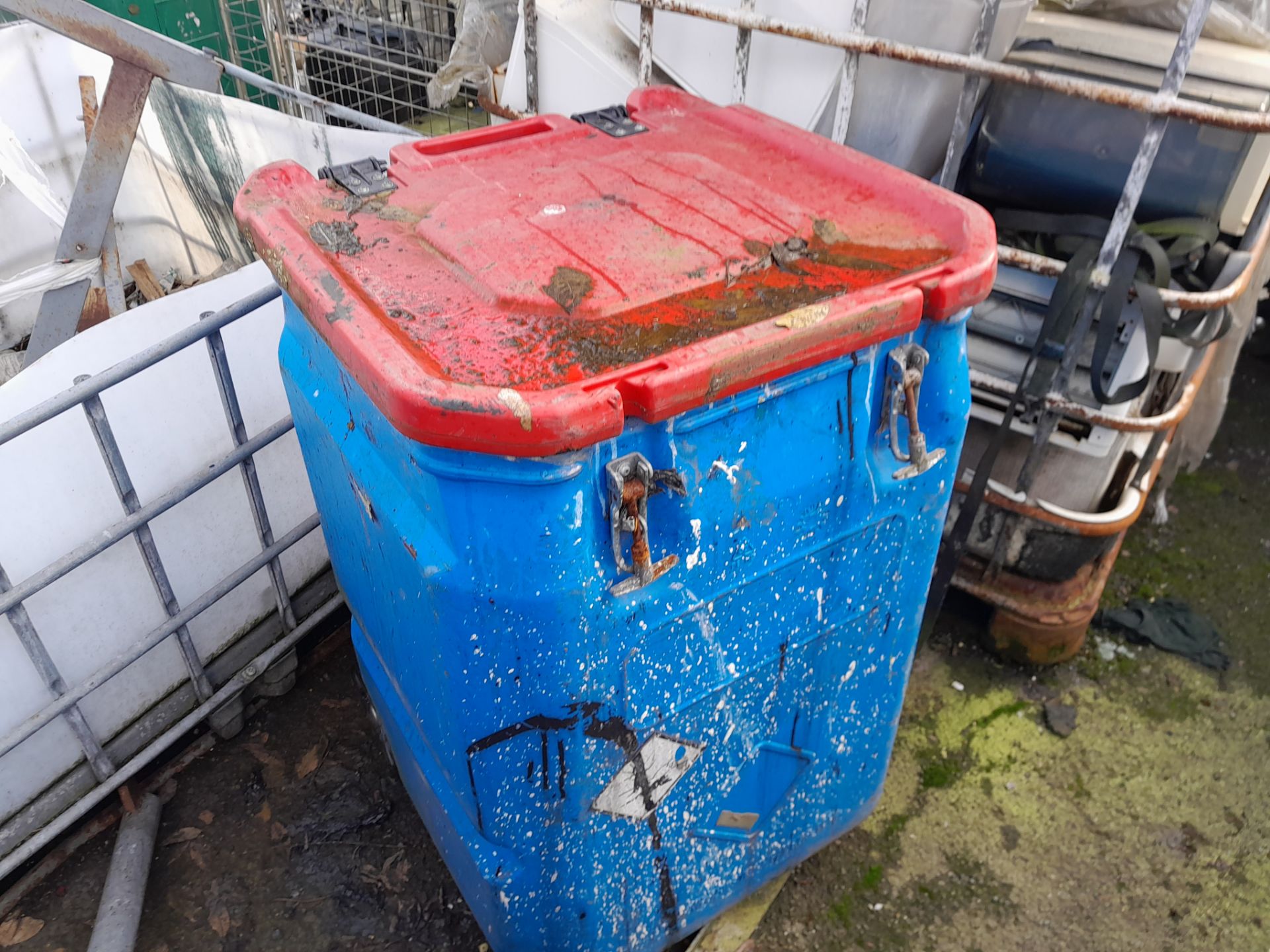 10 Blue plastic bins with red lid and secure fastening, approx. 900mm x 600mm x 600mm