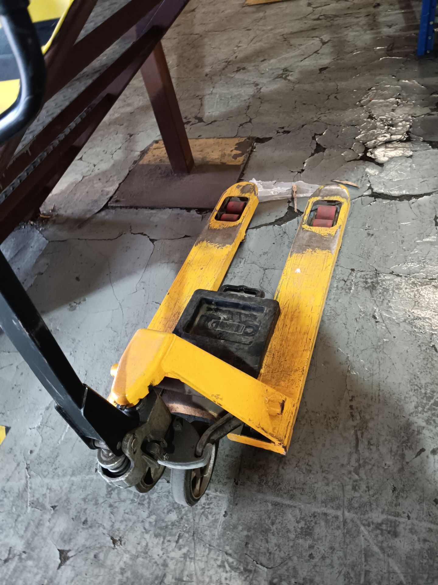 Yellow Pallet truck capacity: 2500kg yr 2016 - Image 2 of 2