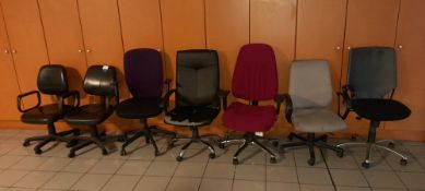 7x various office chairs with arms (1 chair with o