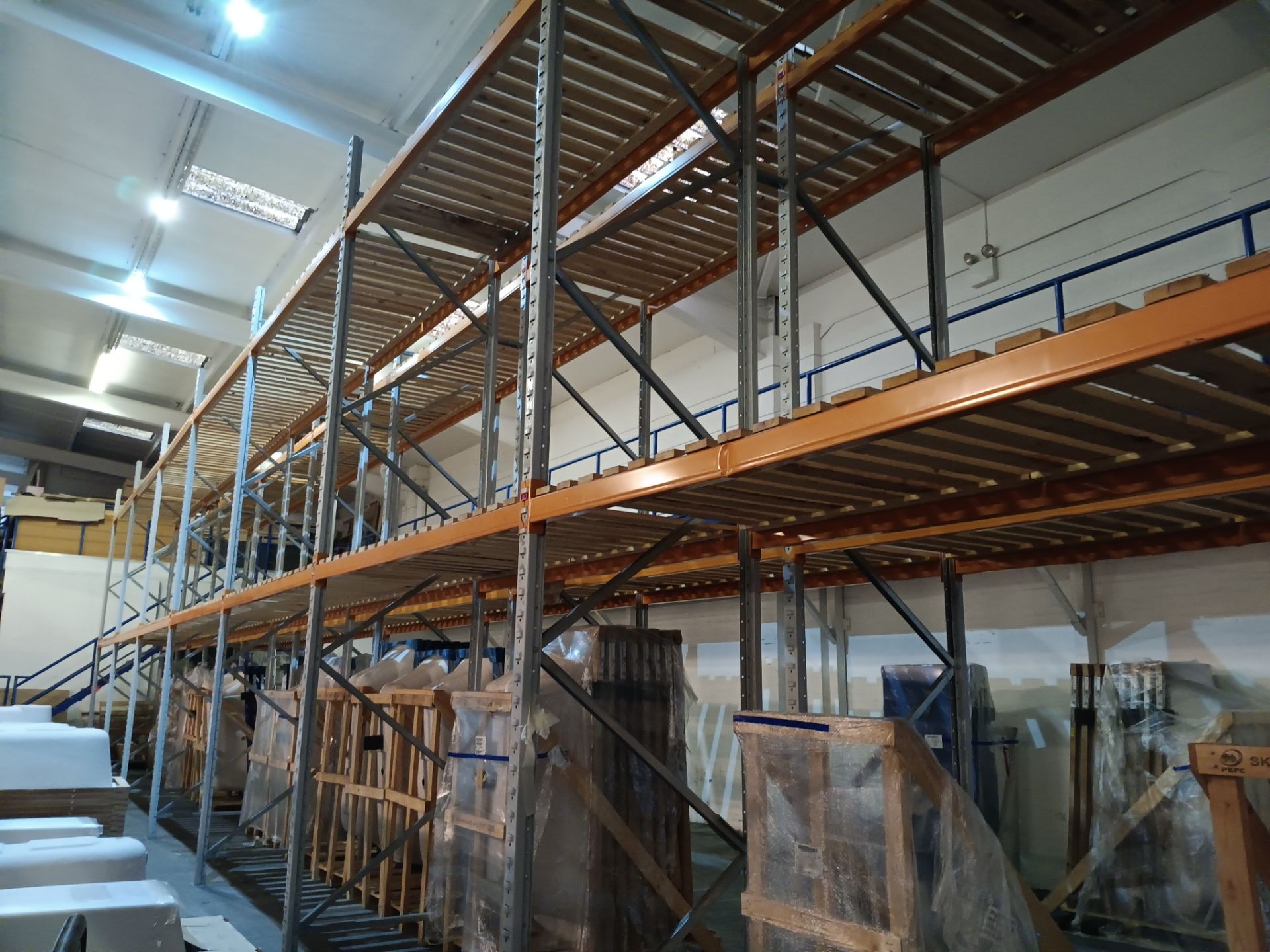 8 bays or orange and blue Bolt-less racking height - Image 2 of 2