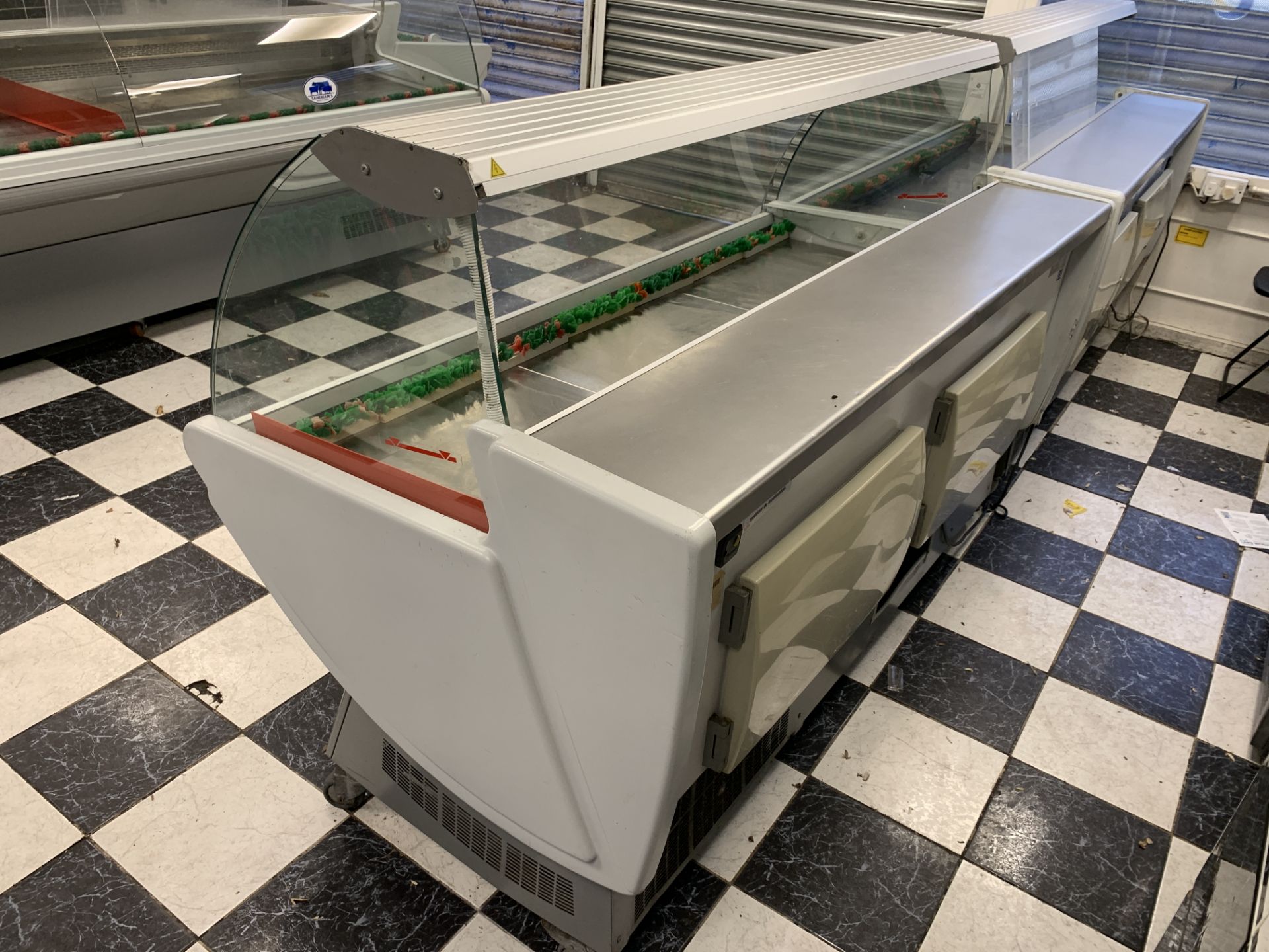 Lowe Mobile Refrigerated Display Counter on Castor Wheels 1880 x 1000 x 1350 mm (display area 1.26m - Image 2 of 3