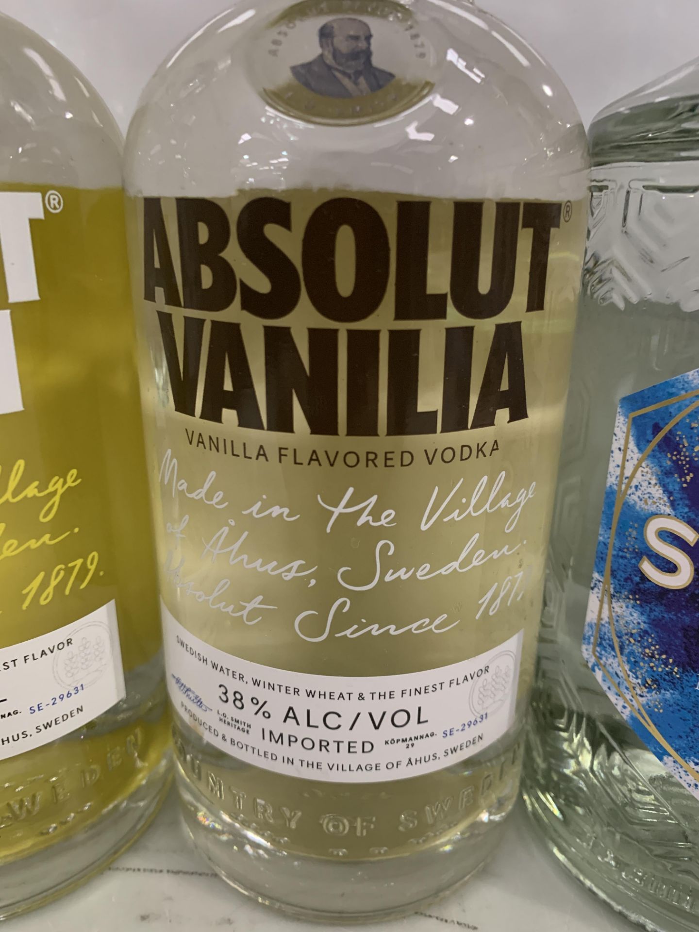 4 x Bottles of Vodka: 1 x Absolut Vanilla 70cl 38%; 2 x Absolut Citron 70cl 40%; 1 x Sphere No.1 Cla - Image 3 of 5