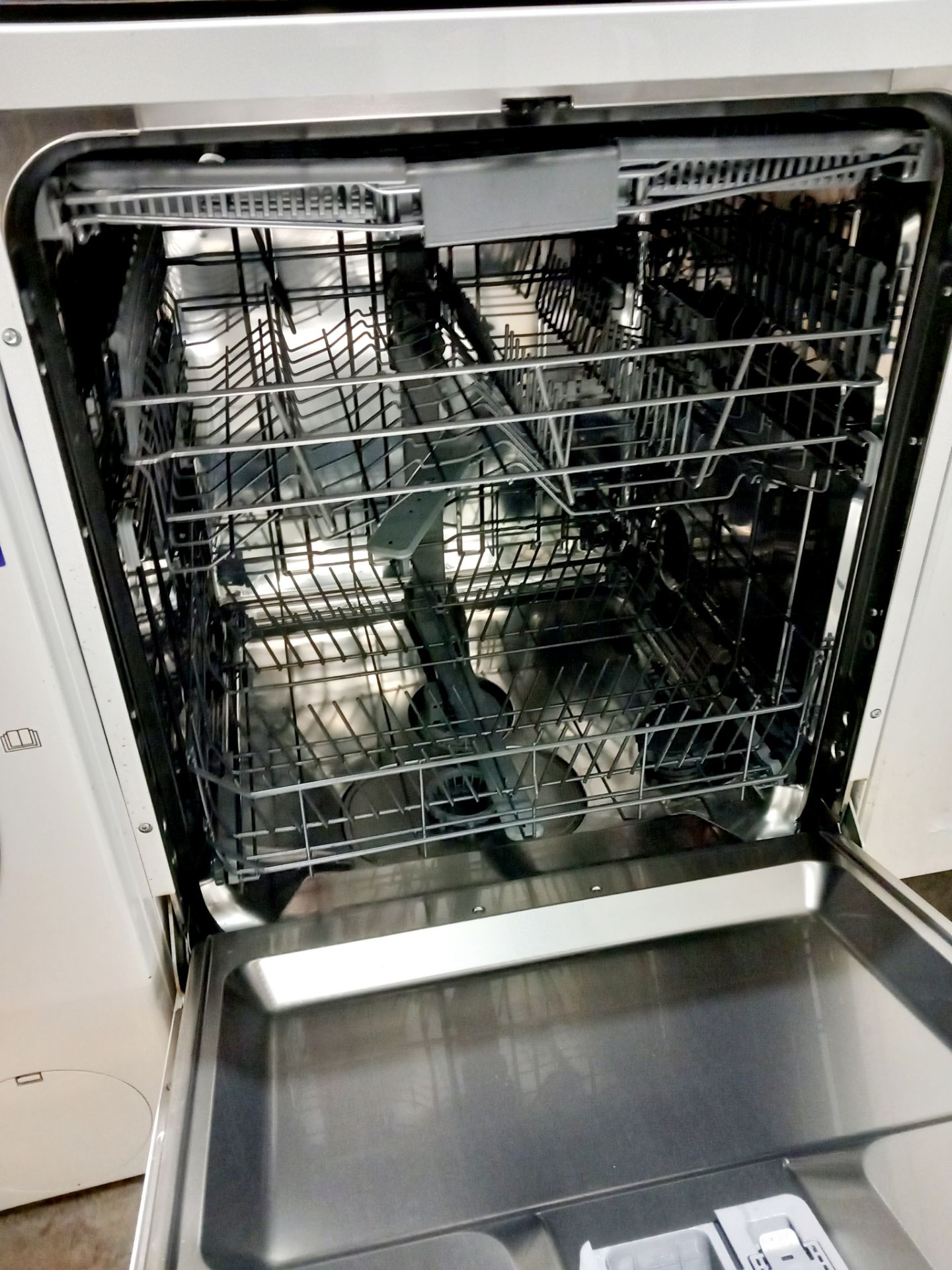Hisense dishwasher - Image 2 of 2