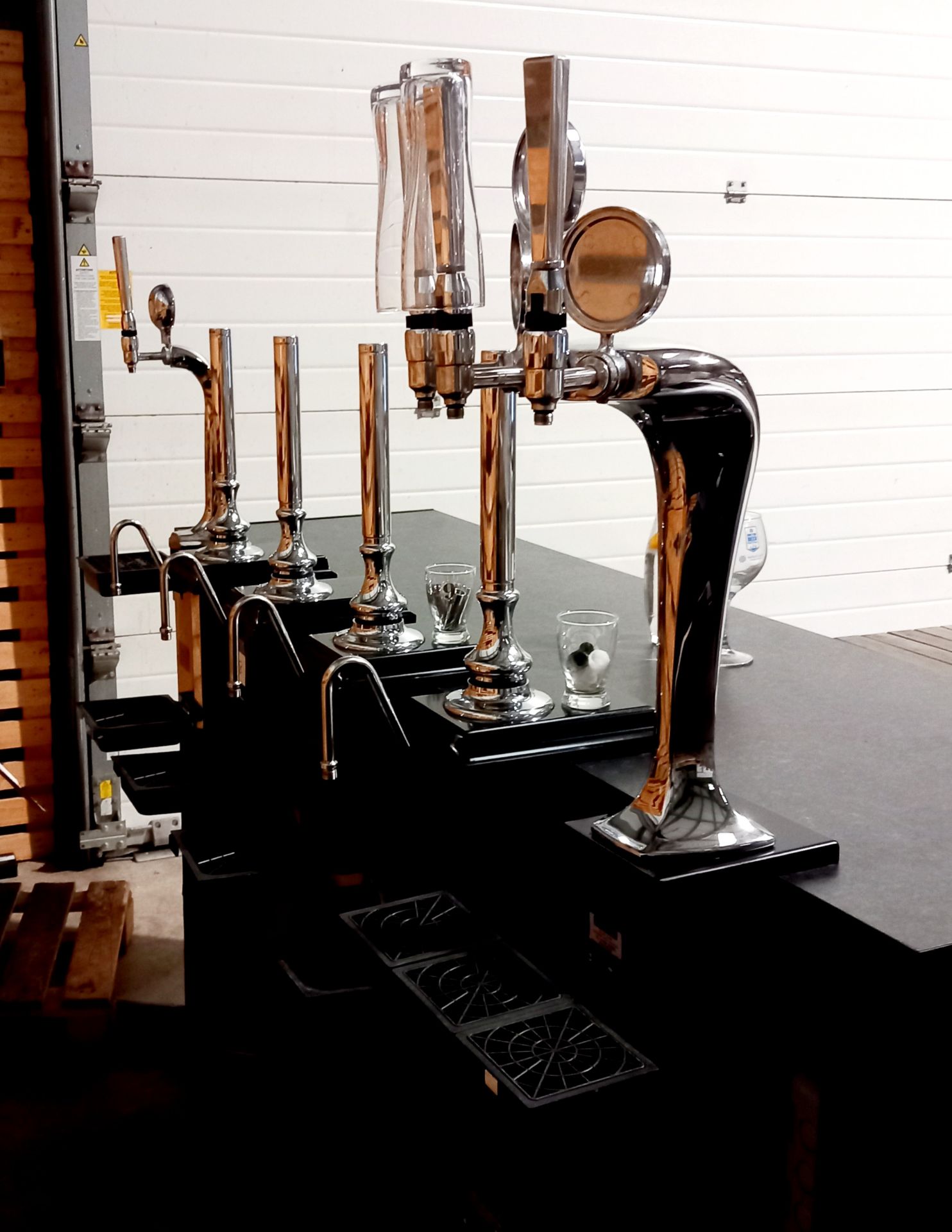 2 x Beer chillers & 6 x pump heads with beer lines - Bild 2 aus 3