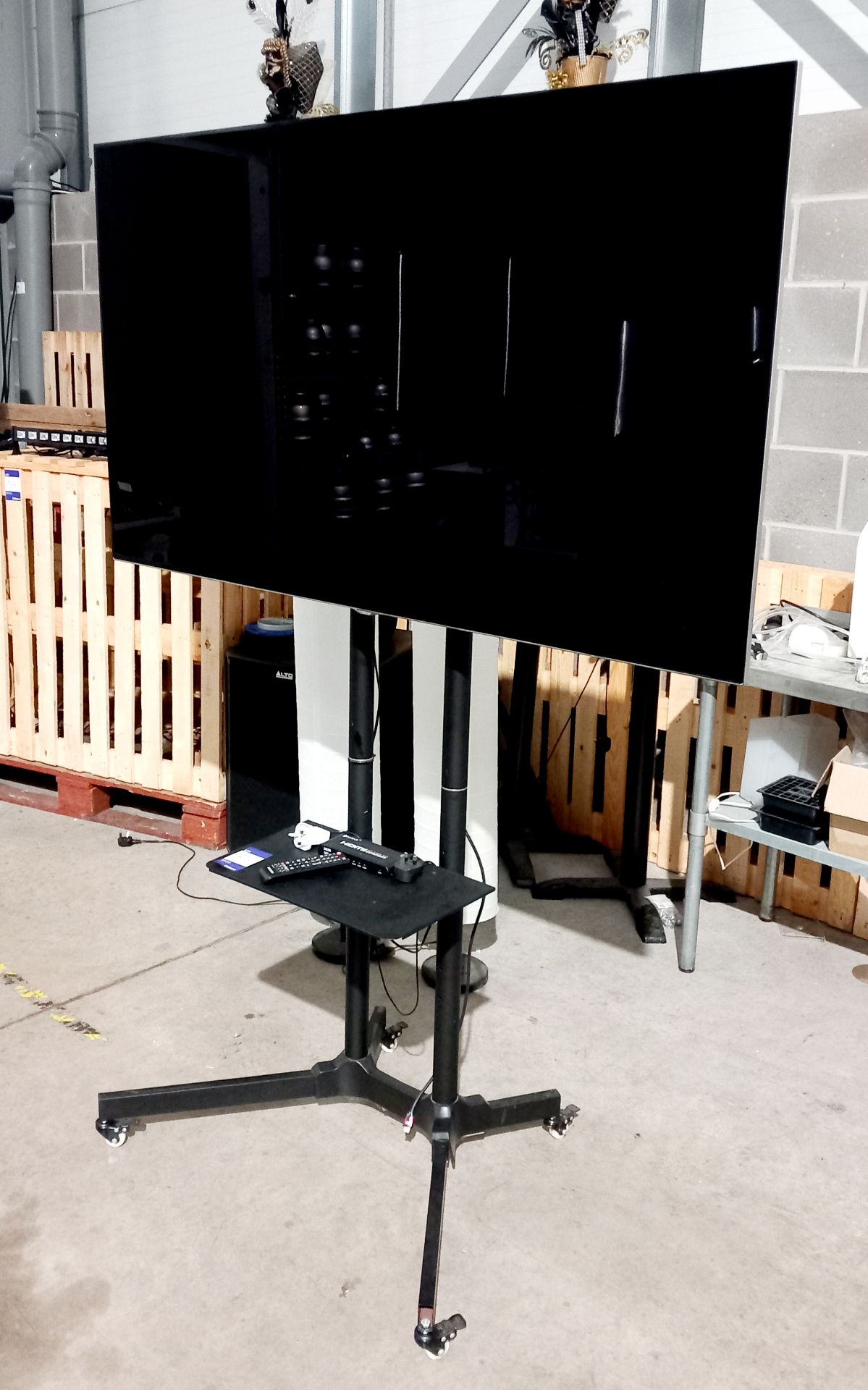 Samsung UE65F8000ST TV & mobile stand