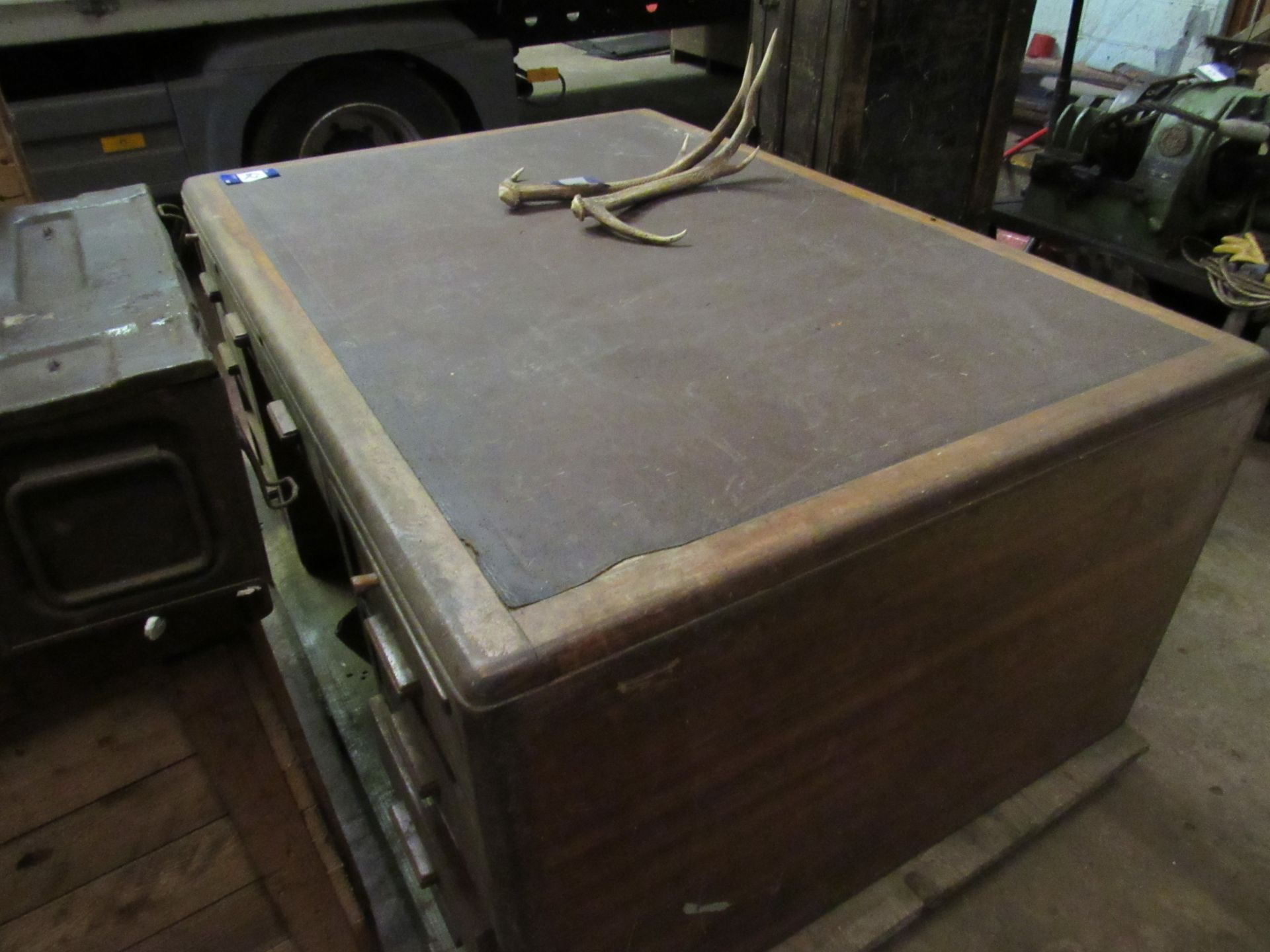 Leather inlaid Partners Desk - Image 6 of 6