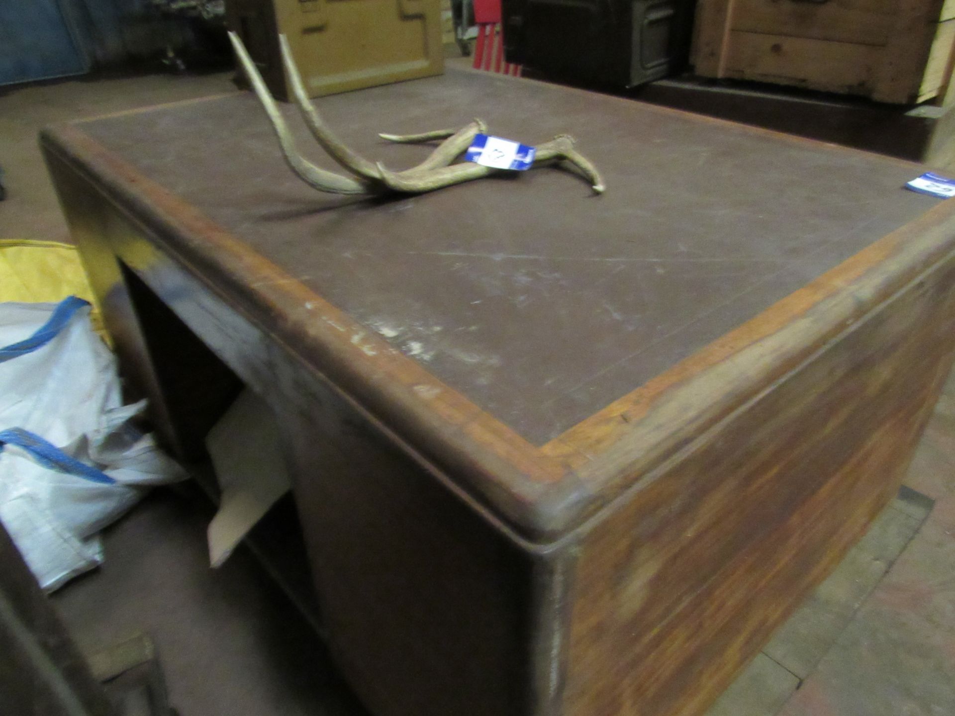 Leather inlaid Partners Desk - Image 4 of 6