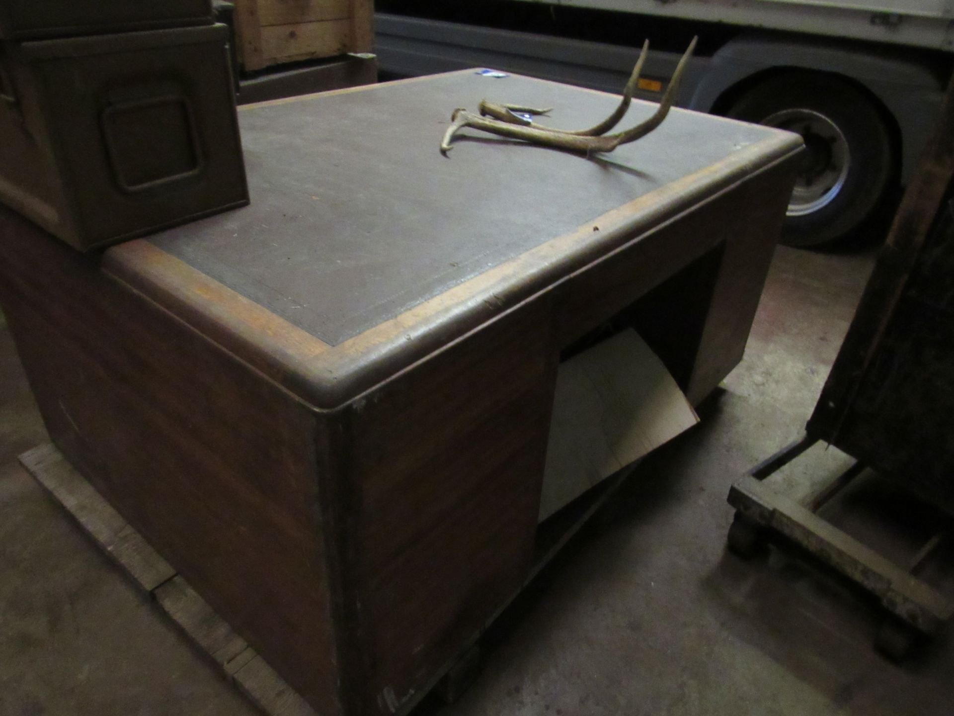 Leather inlaid Partners Desk - Image 5 of 6