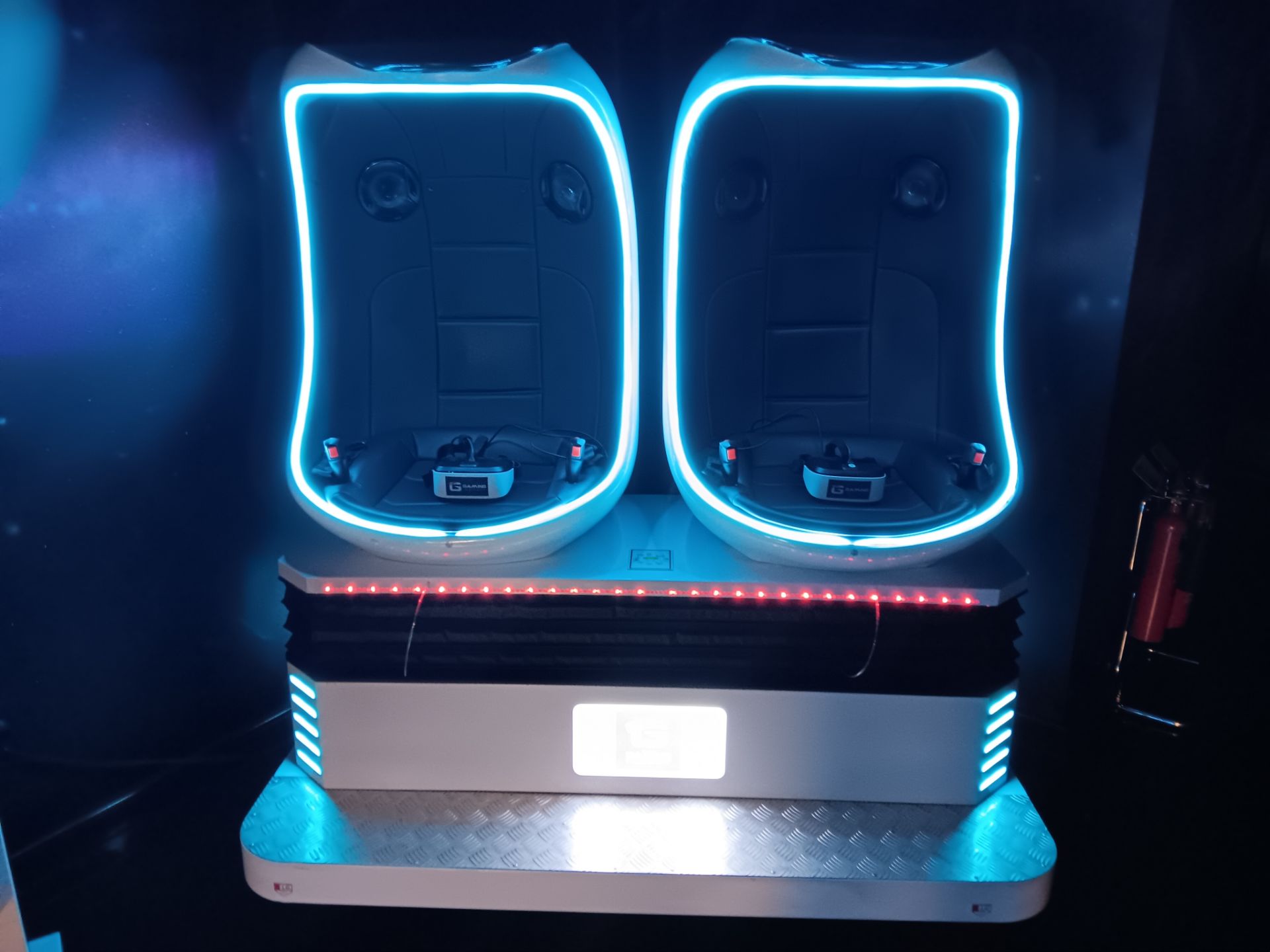 Movie Power 2-Person Twin Pod VR Motion Ride Cinema/Games Simulator – Cost New £9,600 – Buyer to - Bild 2 aus 4