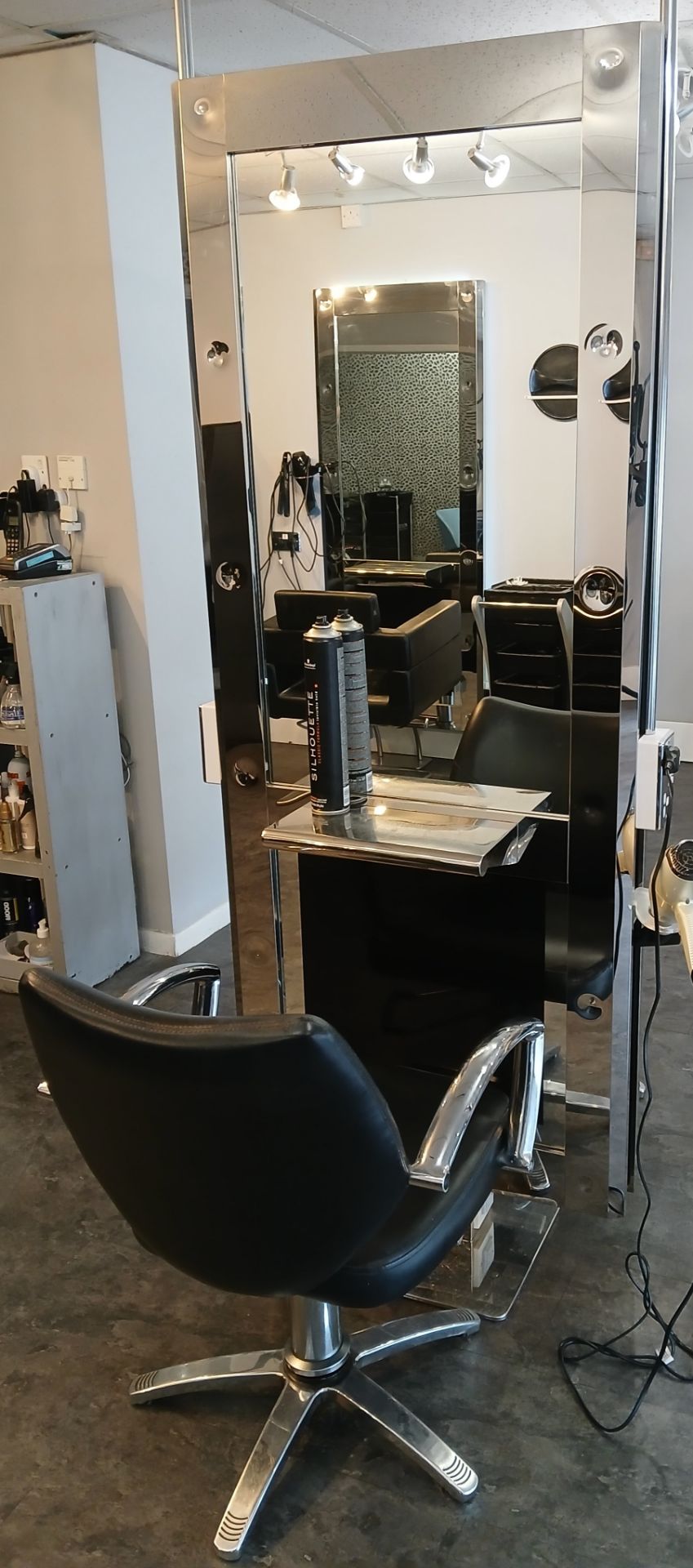 Double Sided Salon Station, comprising mirror with integrated shelf, footrest, with 2 x salon swivel - Image 2 of 4