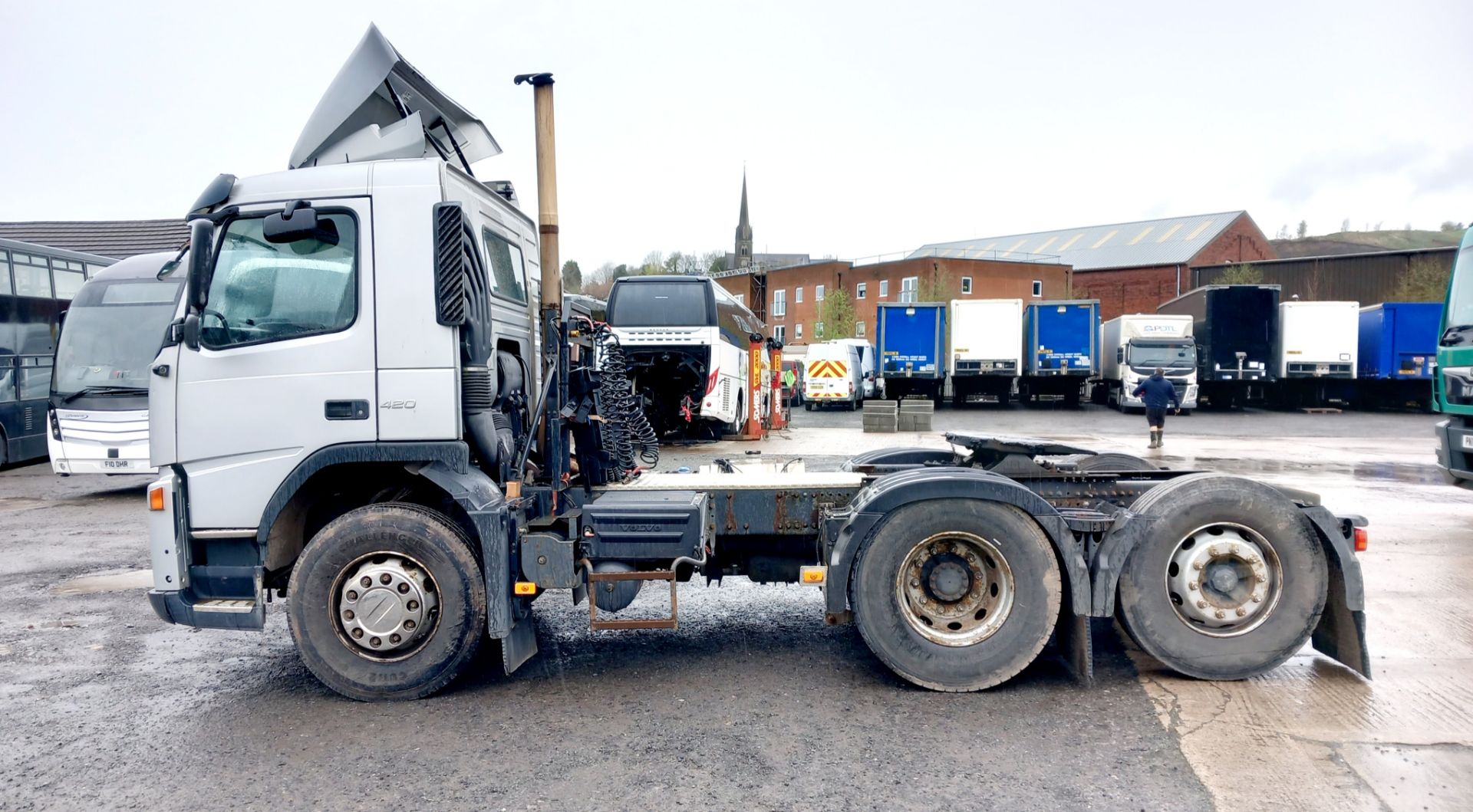 Volvo FM420 6x2 Tractor Unit Day Cab Registration KU10 WXO, 125,695 miles. MOT 31.8.2024 - Image 4 of 14