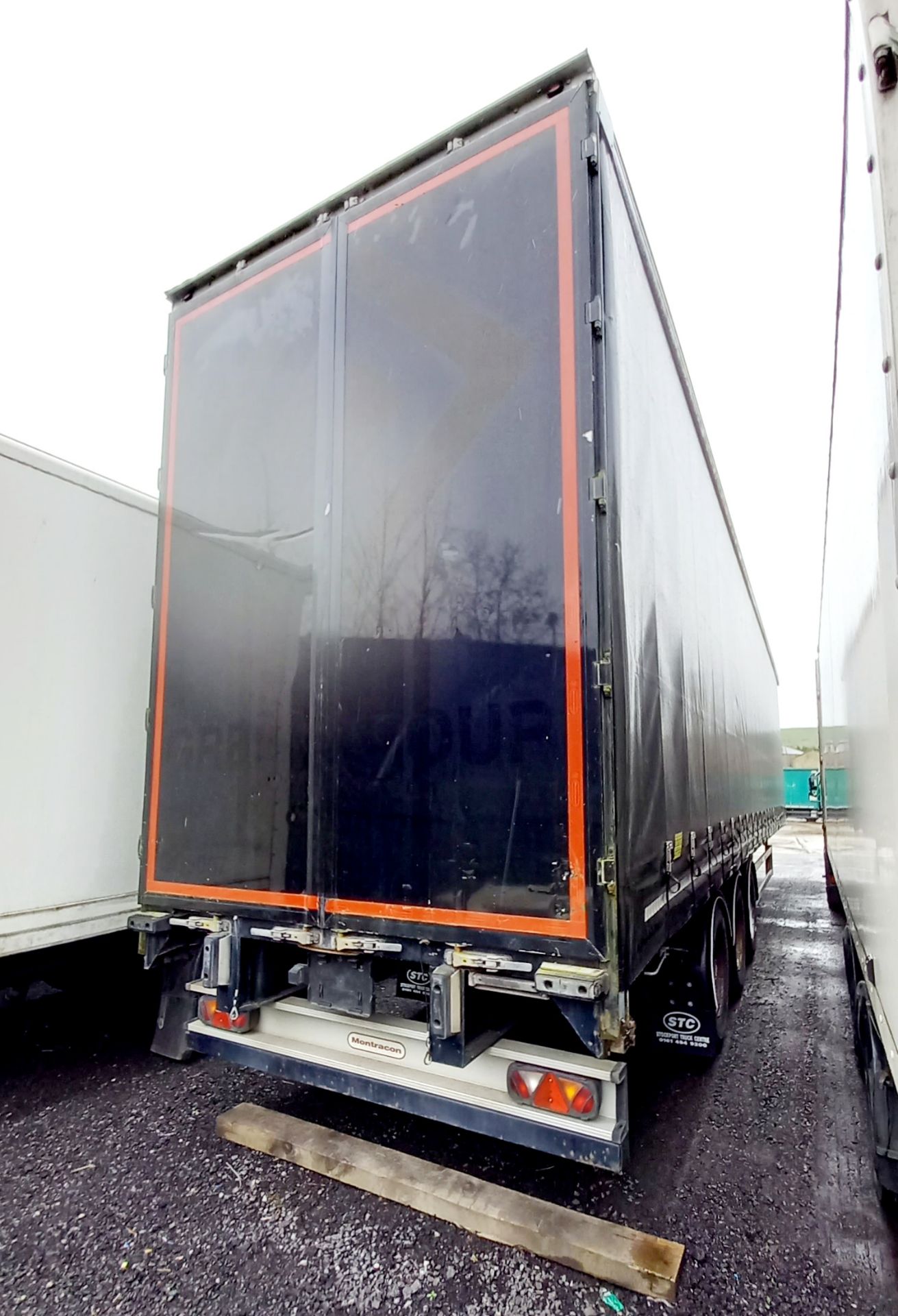 Mountracon Triaxle curtain fixed swinging deck Trailer (2015) C371783 No test (Black) - Image 5 of 6