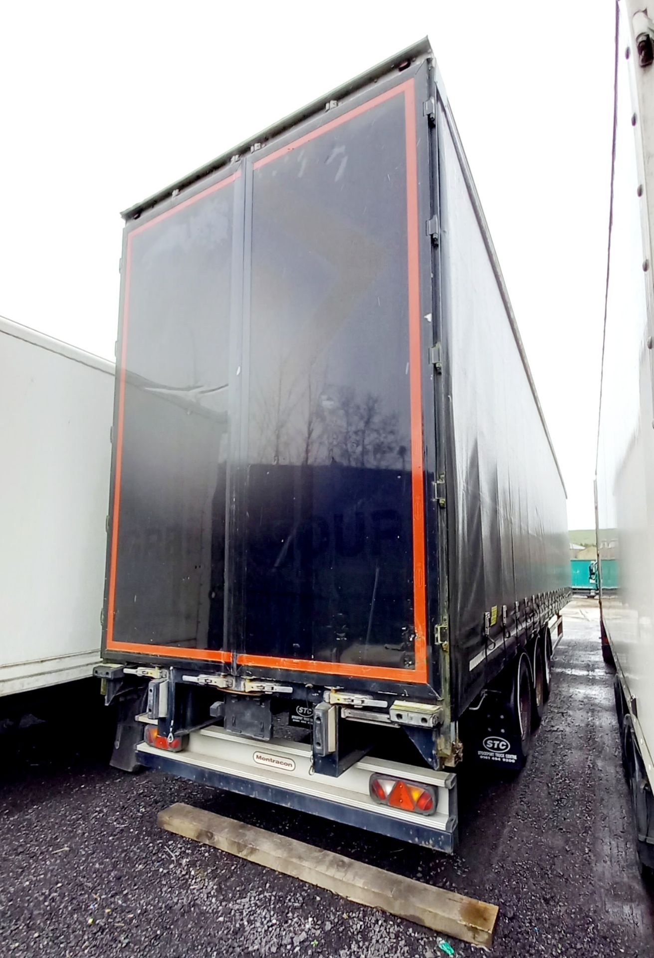 Mountracon Triaxle curtain fixed swinging deck Trailer (2015) C371783 No test (Black) - Bild 5 aus 6