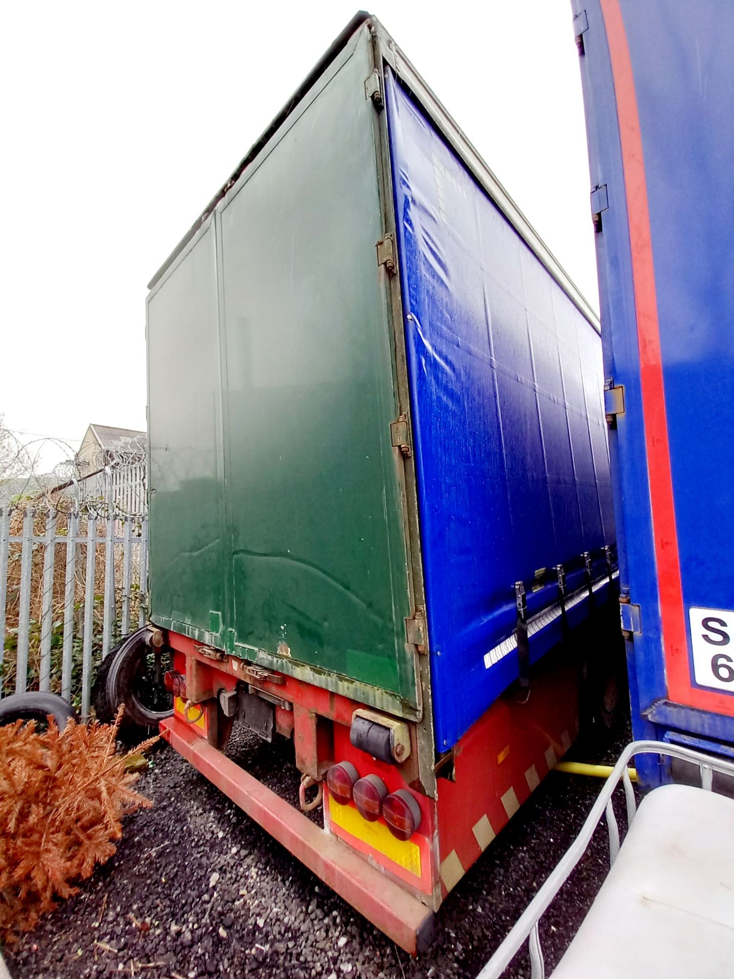 SDC Triaxle curtain Trailer (2009) C278691 MOT Dec 2023 - Image 5 of 6