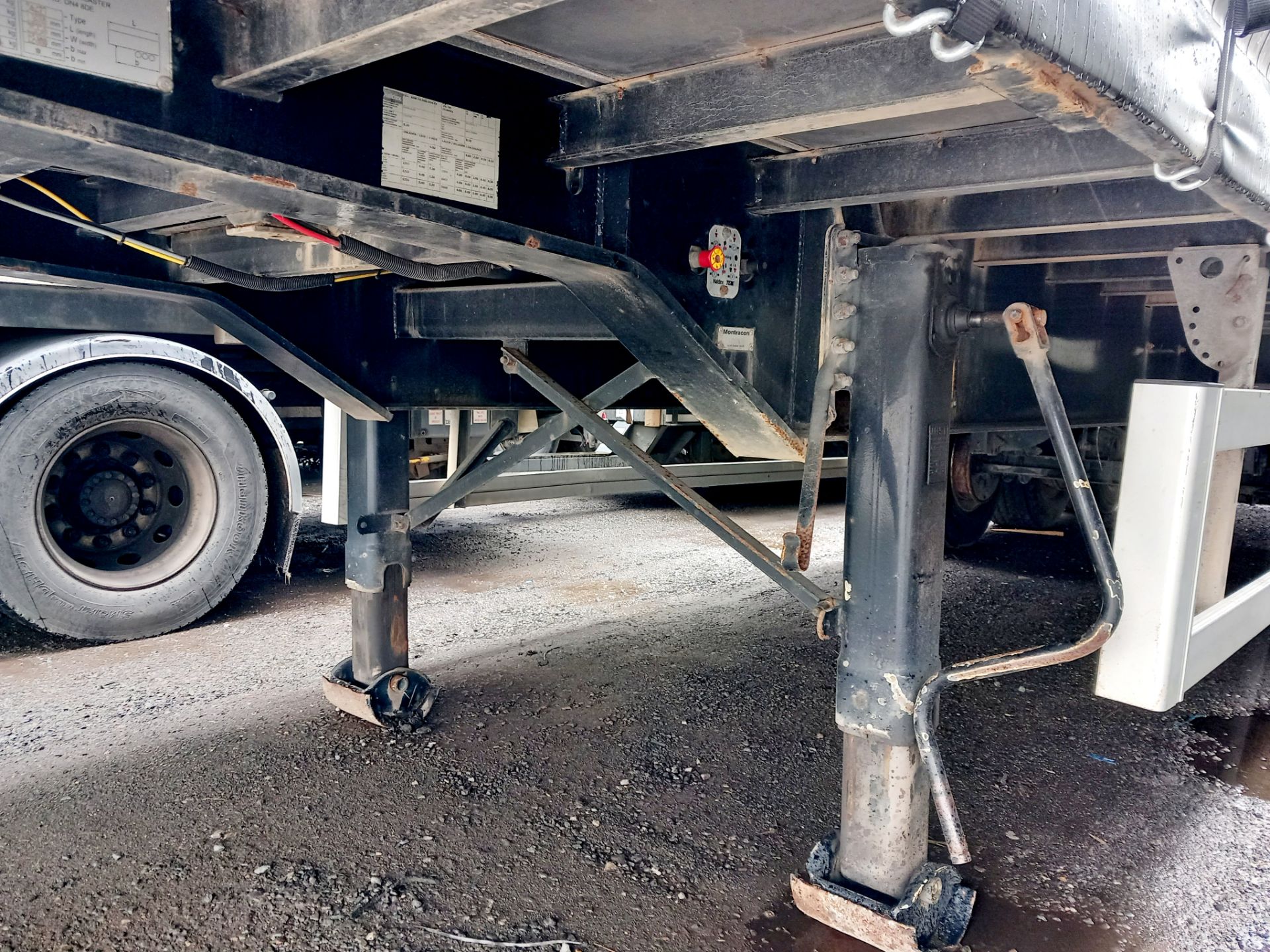 Mountracon Triaxle curtain fixed swinging deck Trailer (2015) C371783 No test (Black) - Image 3 of 6
