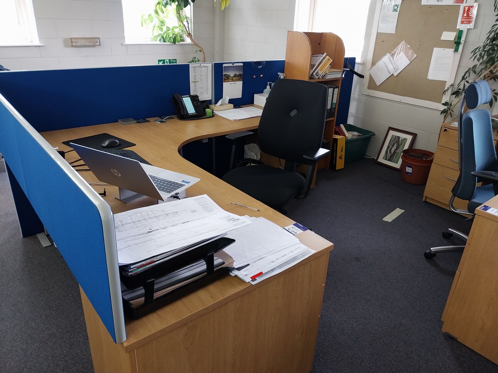 4 x oak effect cantilever desks with 4 x pedestals, 4 x privacy screens, 4 chairs - Bild 3 aus 3