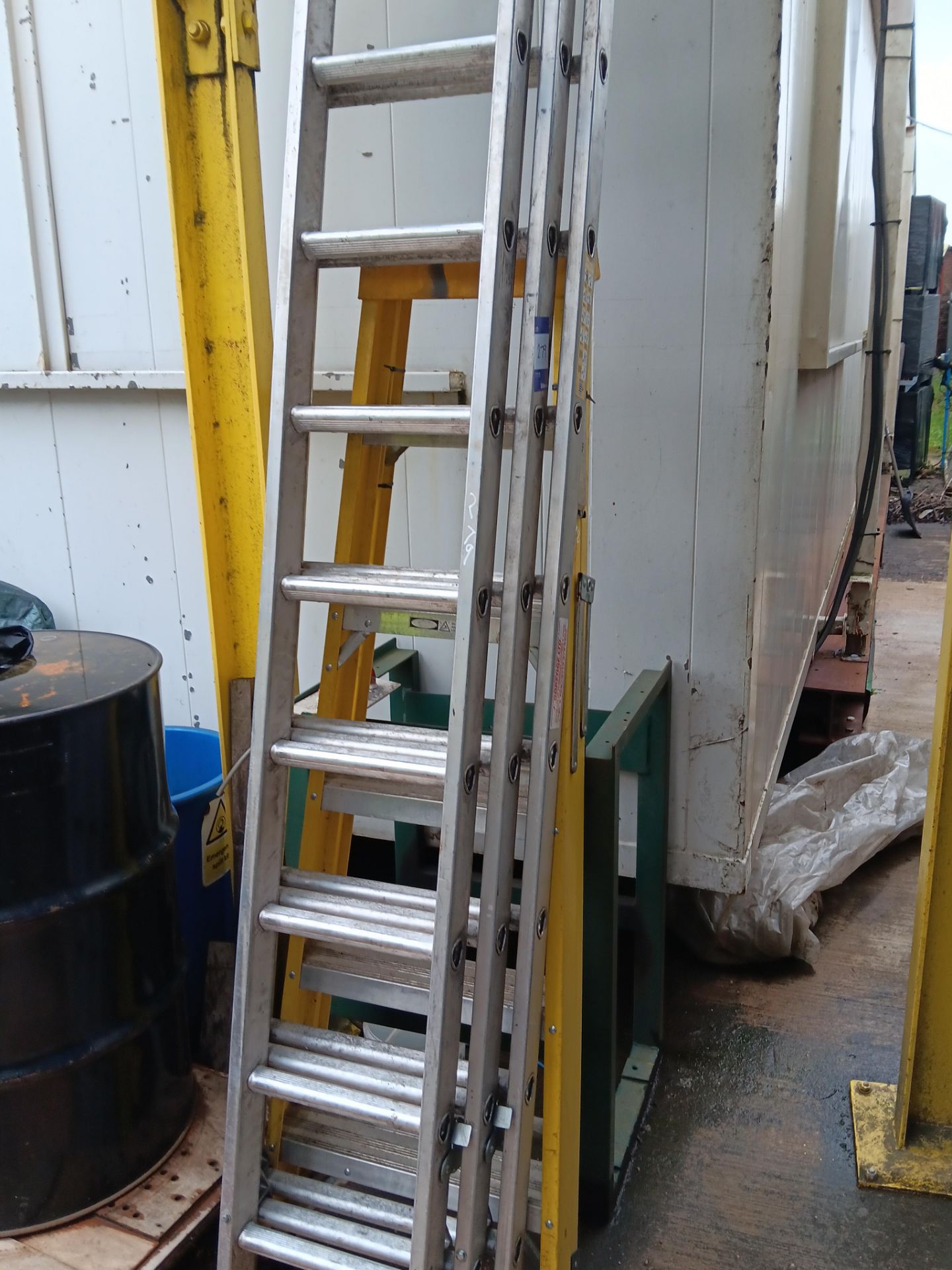 3 x 9 tread extendable aluminium stepladder - Image 2 of 2