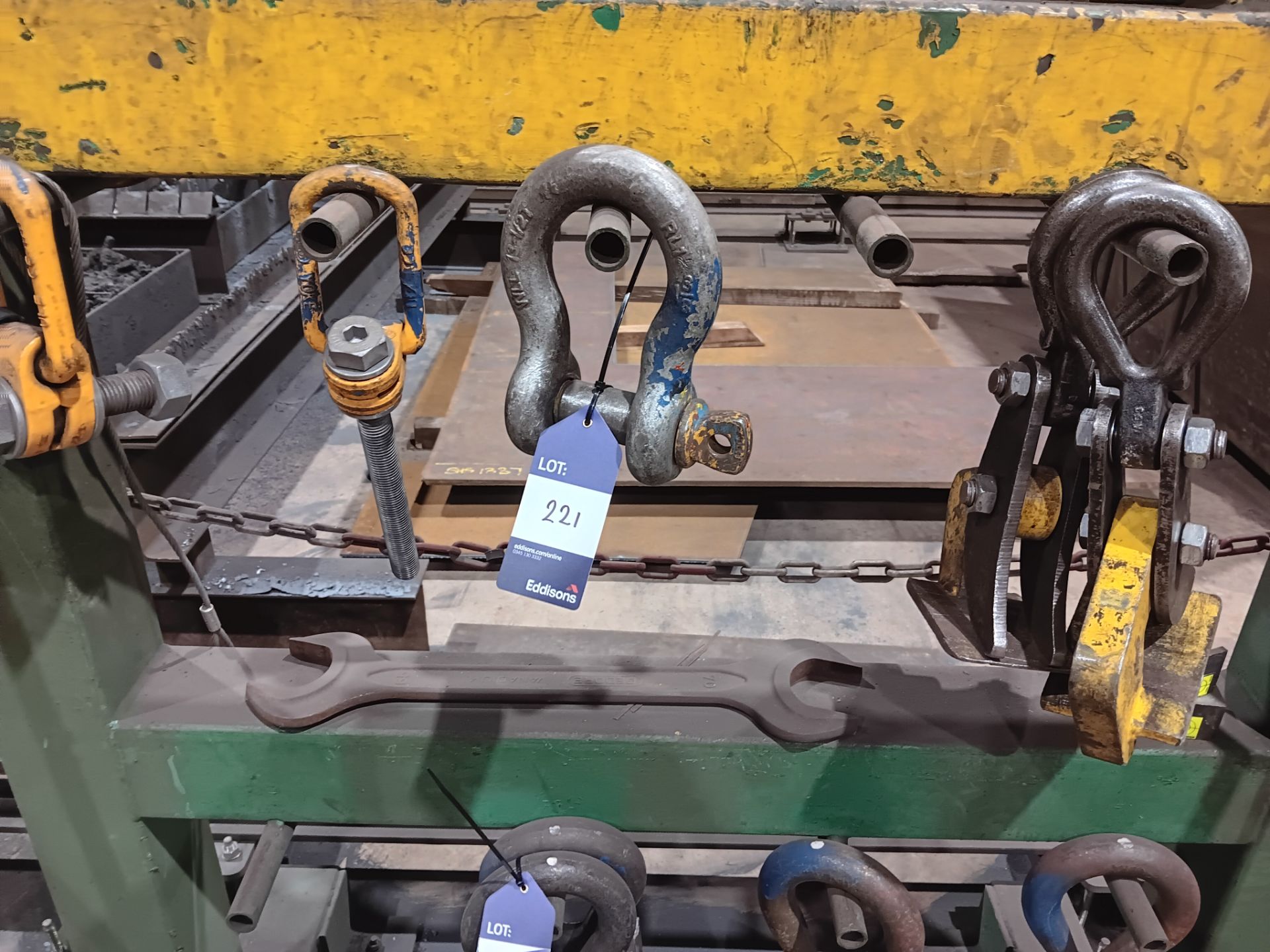 2 x Plate lifting clamps, lifting shackle and 2 Yoke shackles