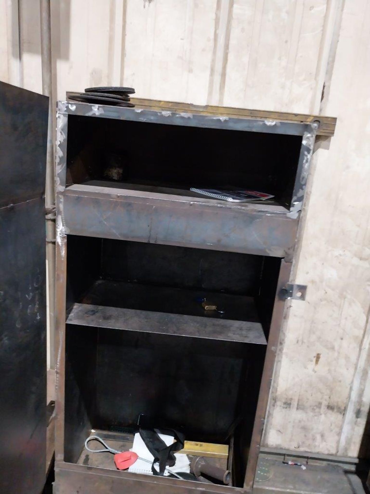 Steel fabricated locker (contents not included) - Bild 2 aus 2