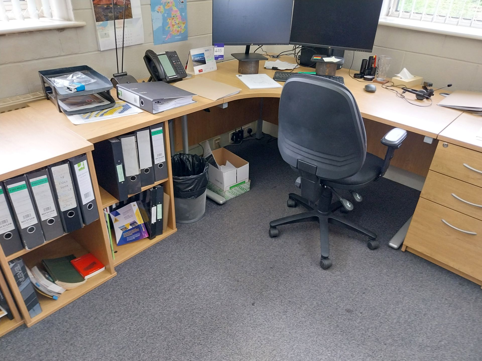 Oak effect cantilever desks to include 2 x curved desks, 2 x three drawer pedestals and 2 x - Bild 3 aus 3