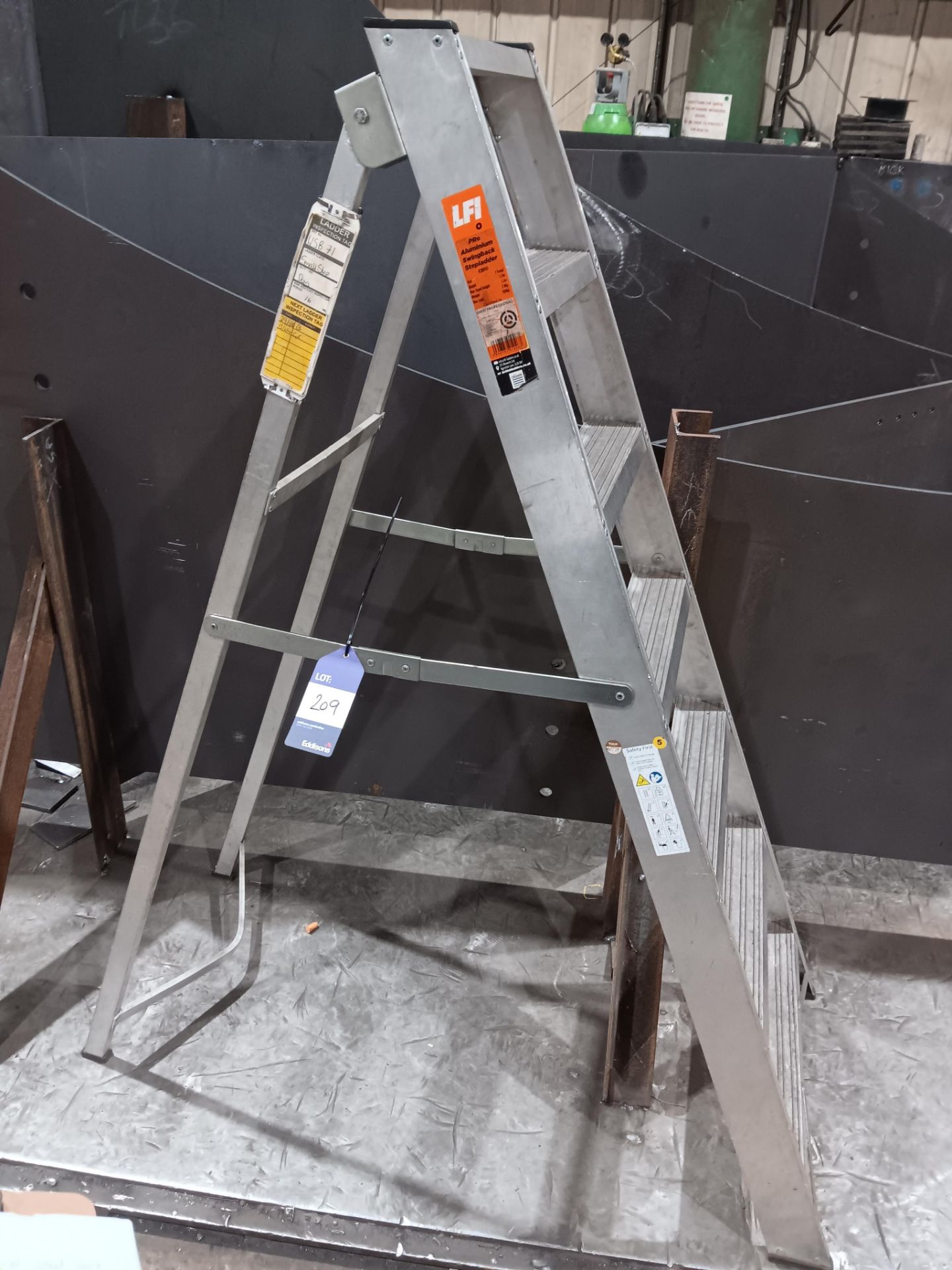 LFI Pro aluminium swingback stepladder 7 tread 1.7m - Image 4 of 4