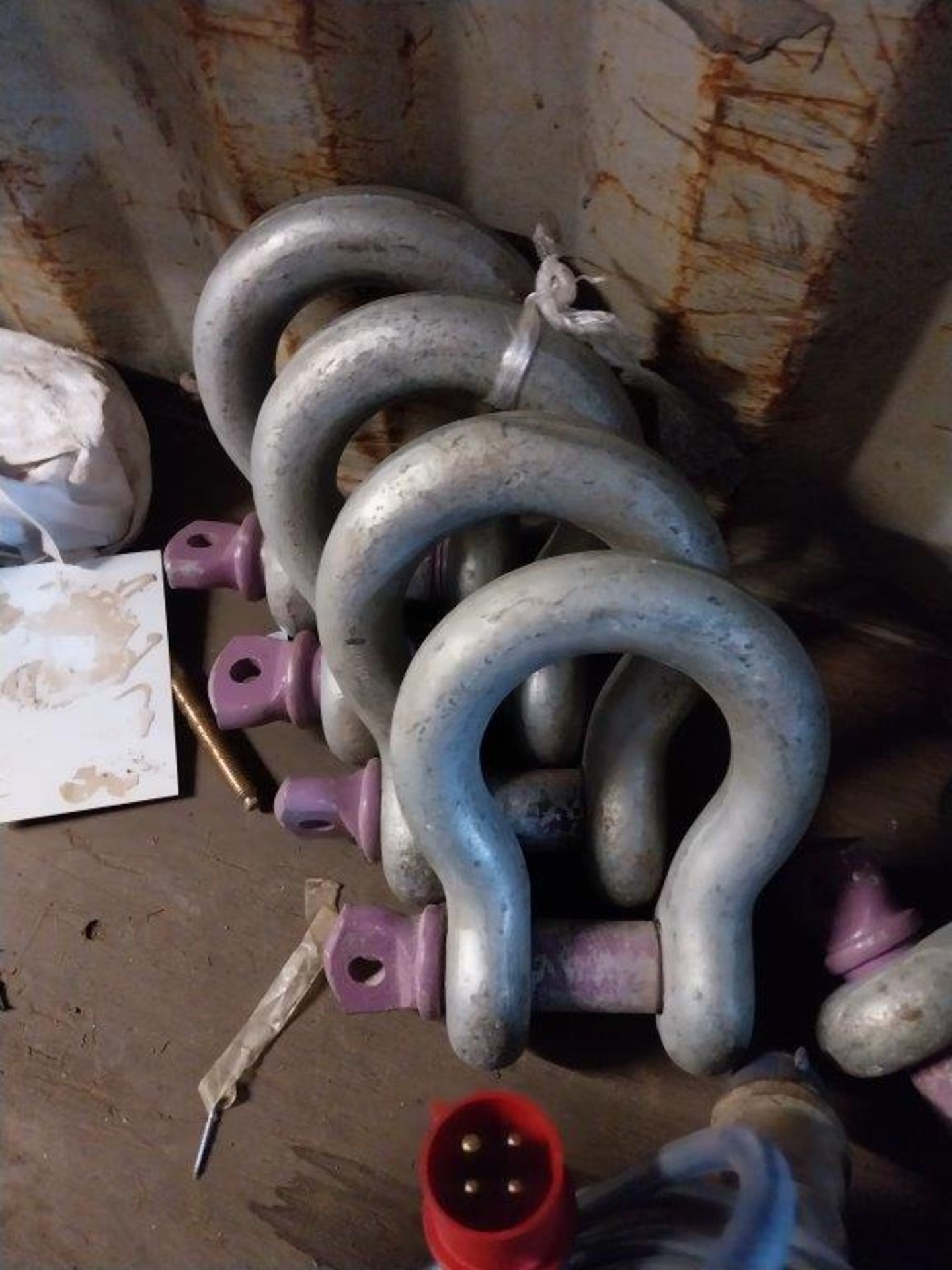 Quantity of large 35T, 12T, 25T, 8.5T shackles and 2 x 3 phase leads - Image 2 of 4