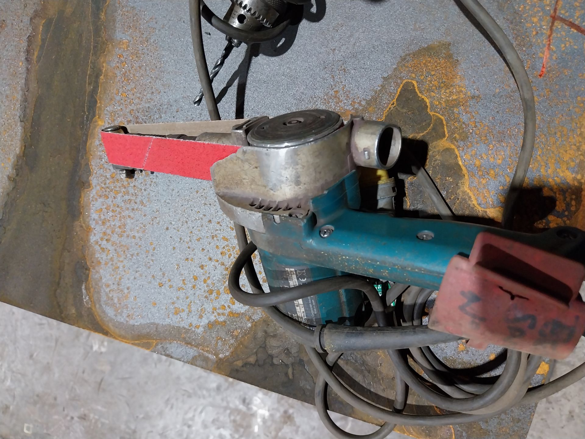 2 x Makita B419B drills and Makita 9031 belt sander - Image 4 of 7